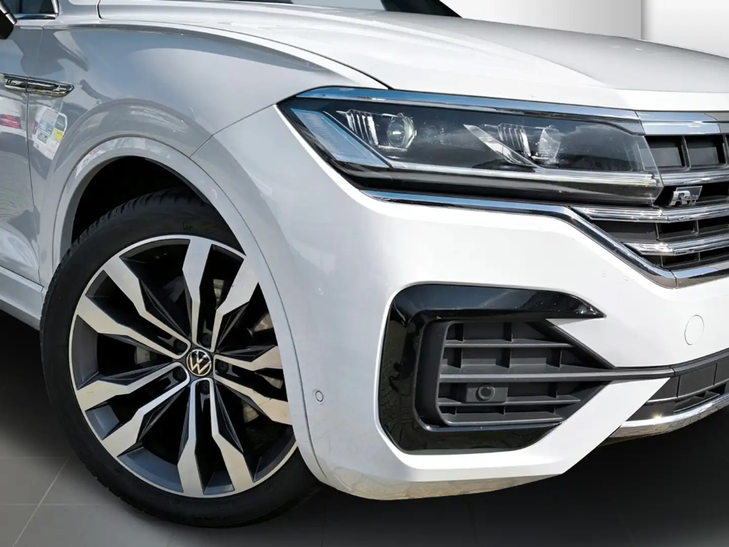 Volkswagen Touareg 3.0 TDI R-Line 4Motion AHK Luftfederung LED Leder White - 2