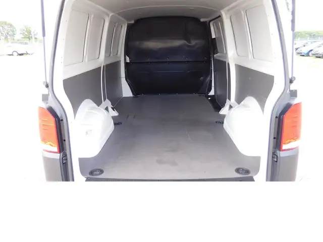 Volkswagen Transporter view 7