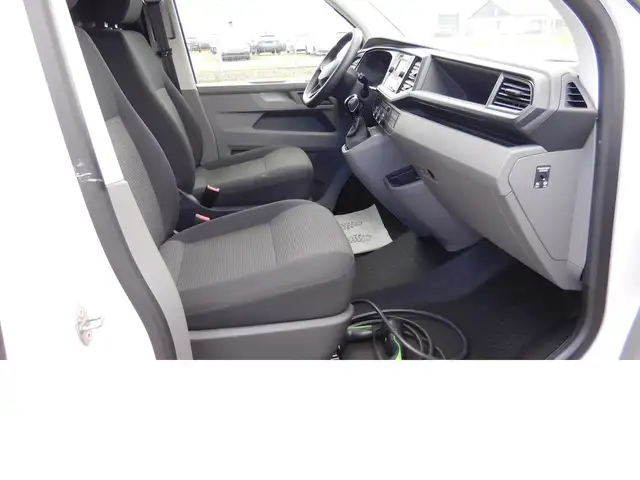 Volkswagen Transporter view 11