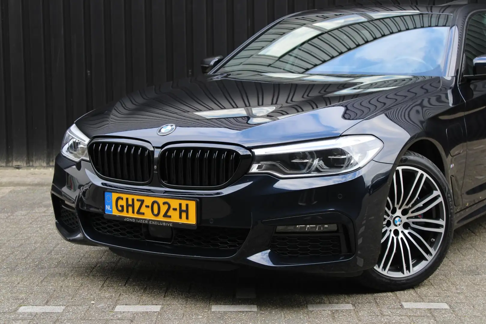 BMW 530 e XDRIVE M-Sport PANO HEADUP MEMORY H&K 360CAM ALA Zwart - 2