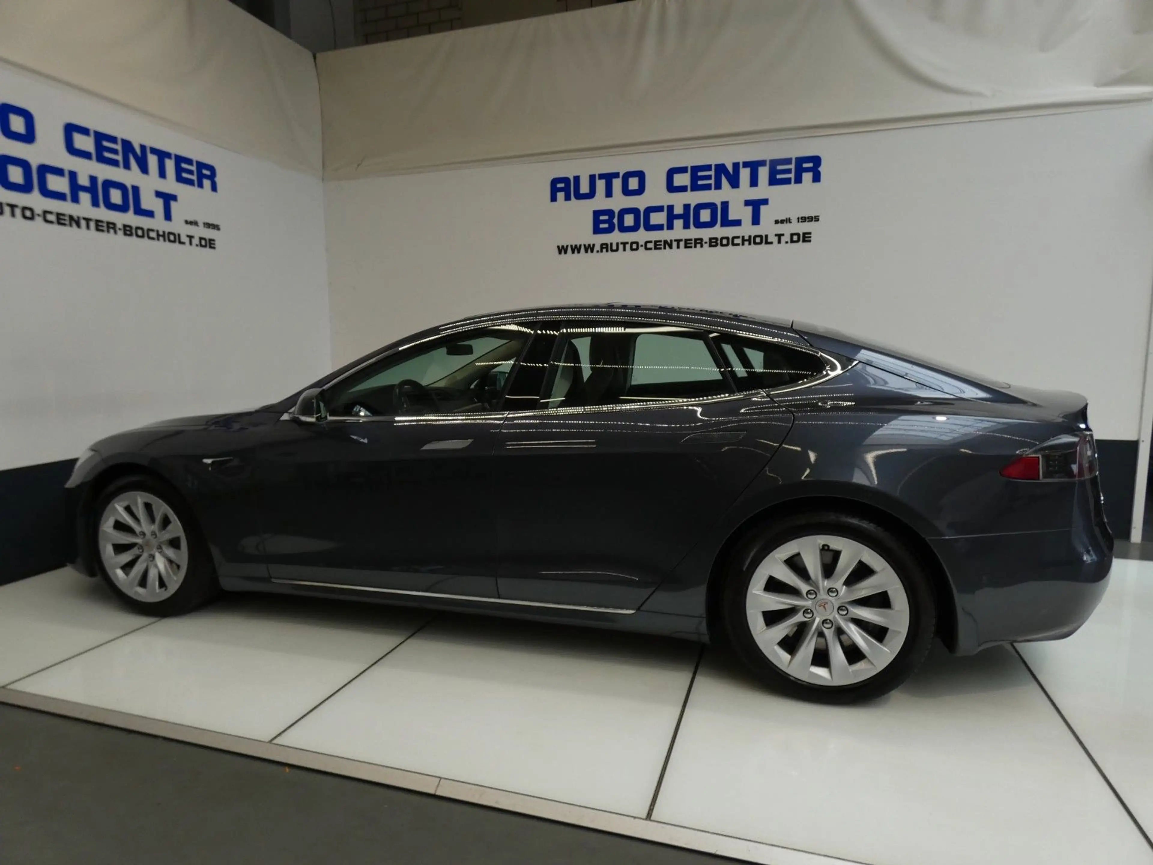 Tesla Model S 75 — photo 15