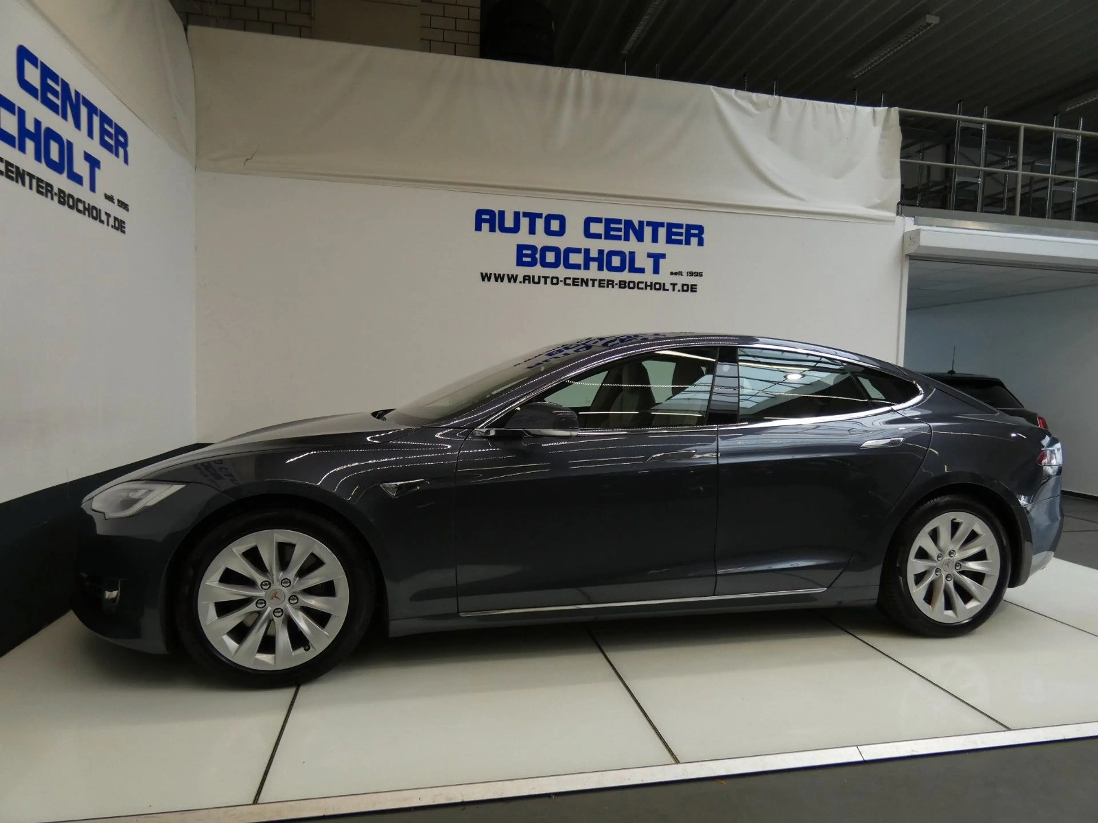 Tesla Model S 75 — photo 12