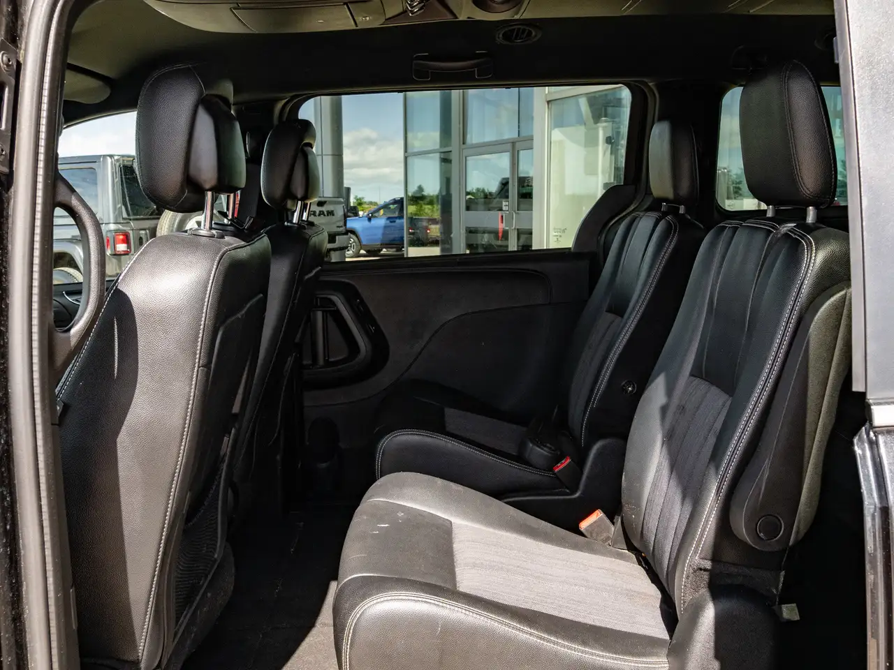 Chrysler Town & Country снимка Chrysler Town & Country