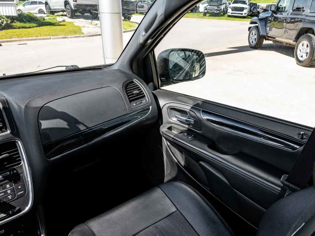 Chrysler Town & Country снимка Chrysler Town & Country