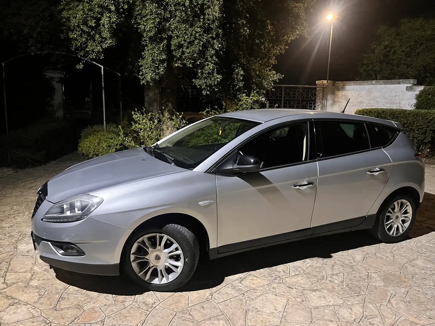 Lancia Delta 1.6 mjt Platinum 120cv selectronic Ezüst - 1