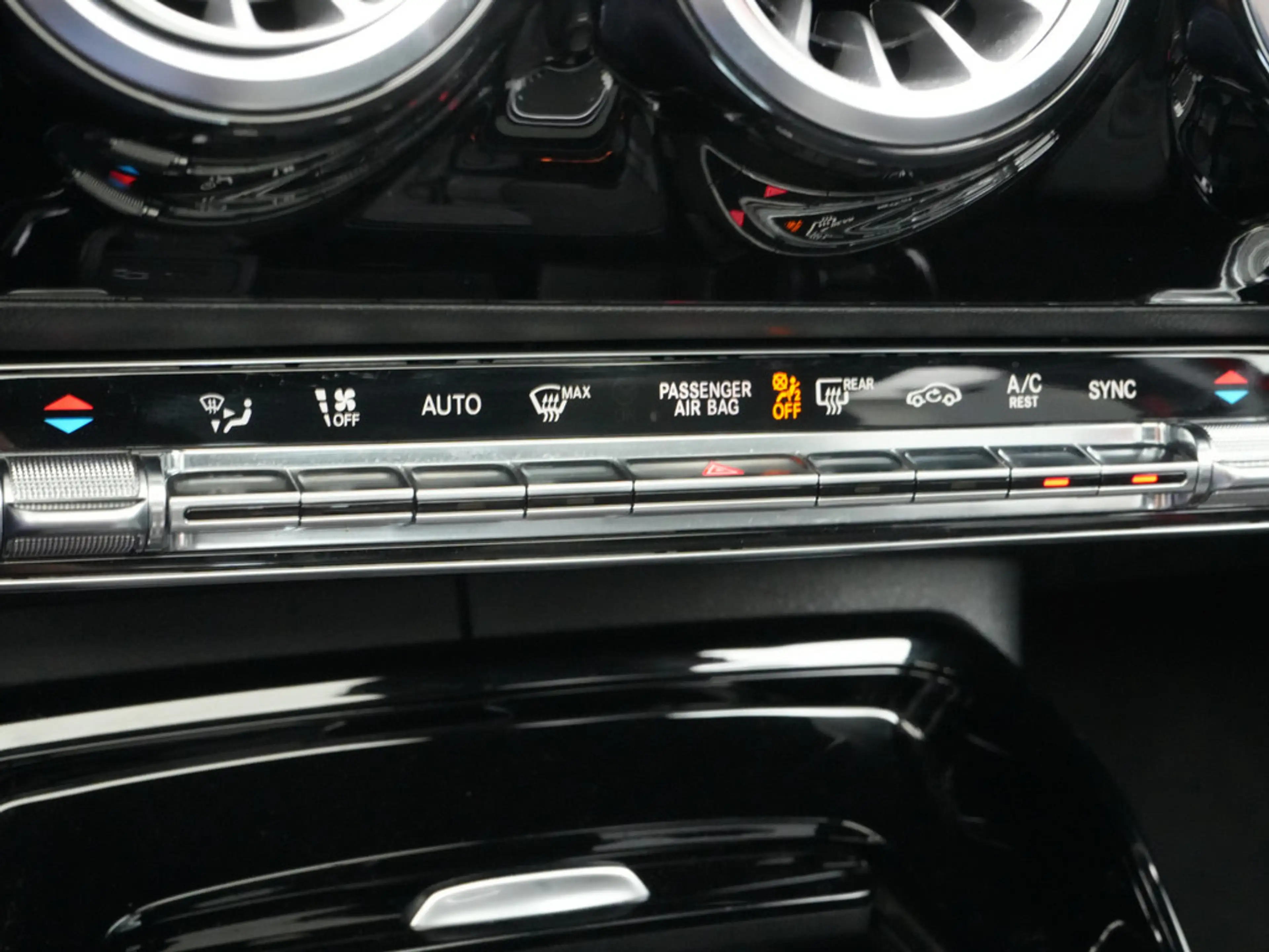Mercedes-Benz A 35 AMG 4MATIC PANO NAVI KAM SHZ LED MEMORY — photo 12