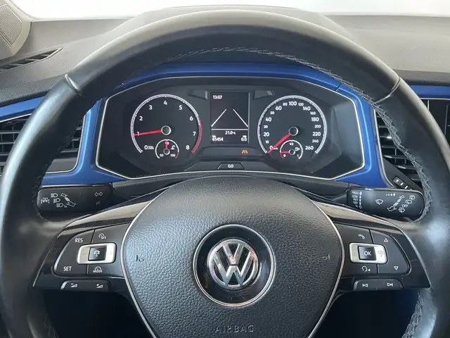 Volkswagen T-Roc view 11