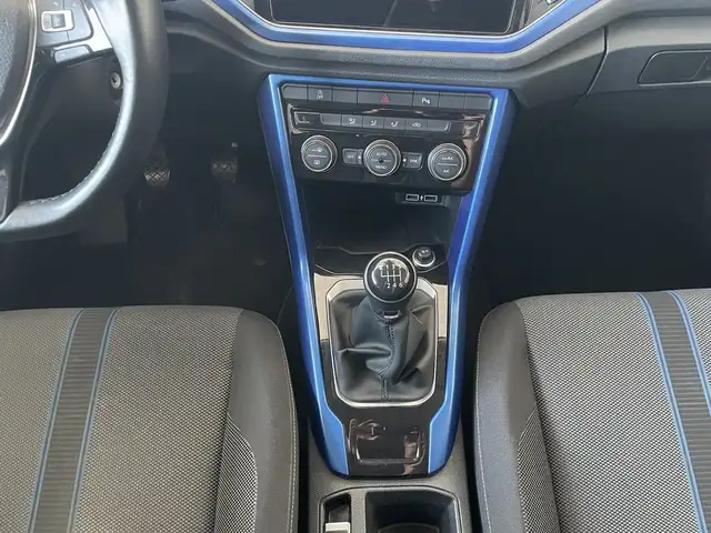 Volkswagen T-Roc view 15