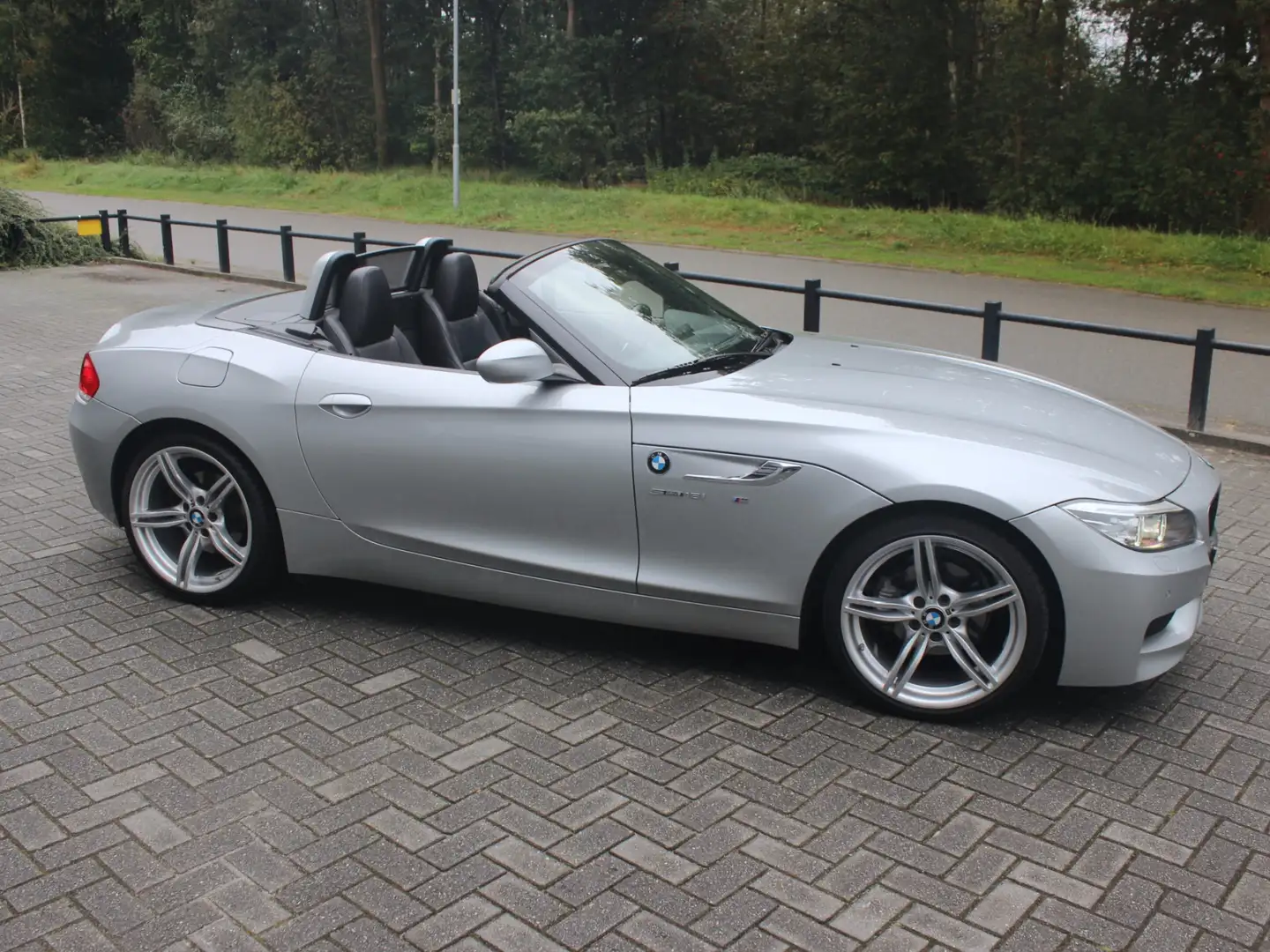 BMW Z4 Roadster sDrive18i Executive M-Sport NL-Auto Grijs - 2