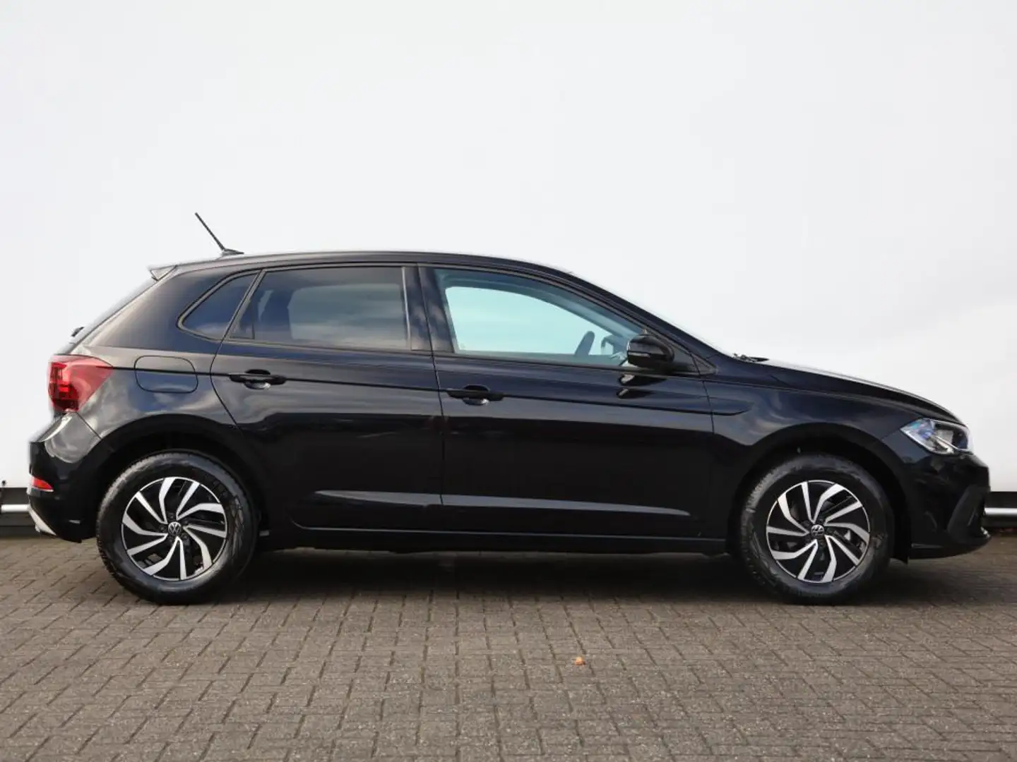 Volkswagen Polo Life Edition 1.0 70 kW / 95 pk TSI Hatchback 5 ver Zwart - 2
