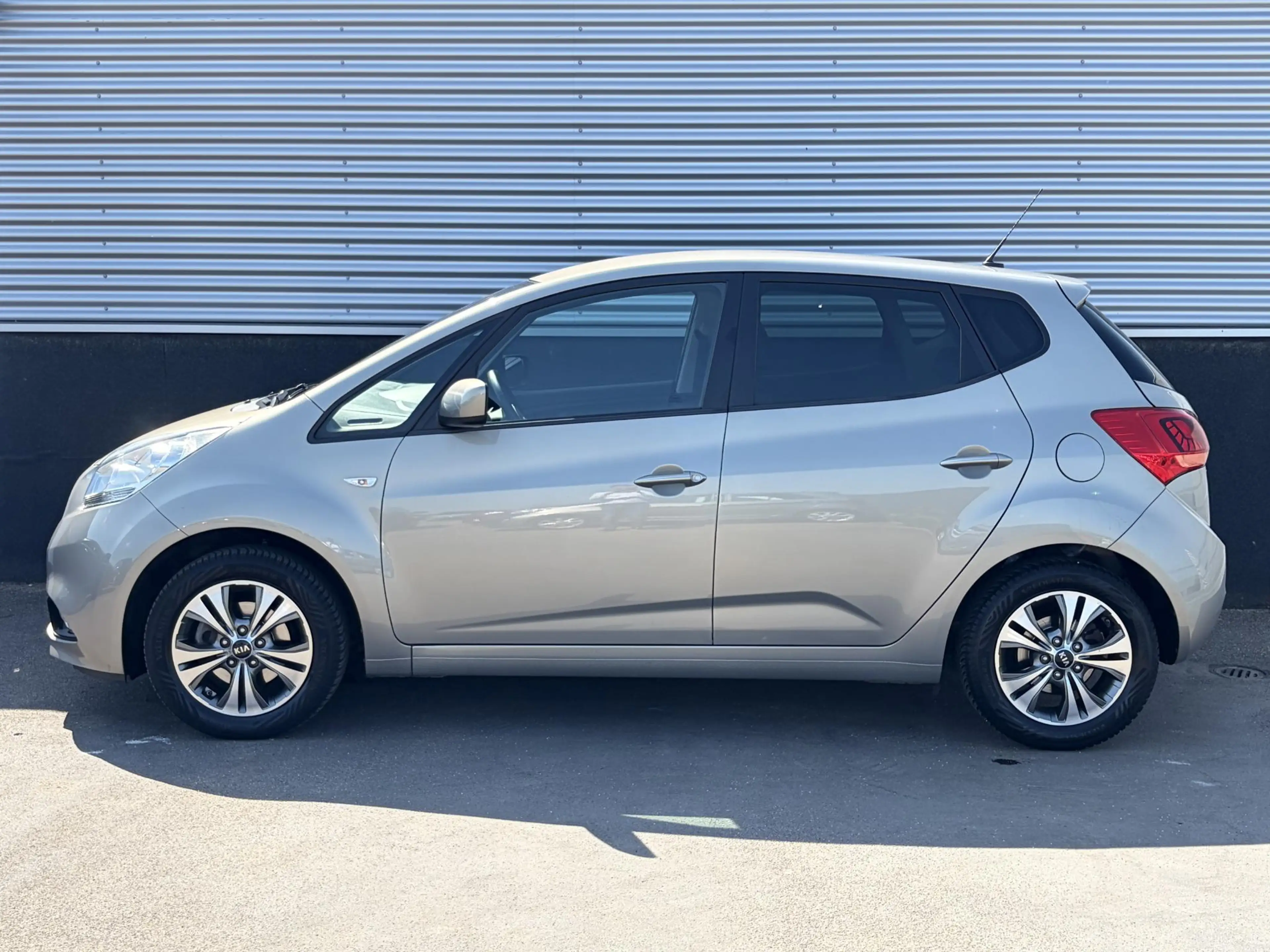Kia Venga 1.4 CVVT First Edition Trekhaak, Navigatie, Nieuw — photo 2