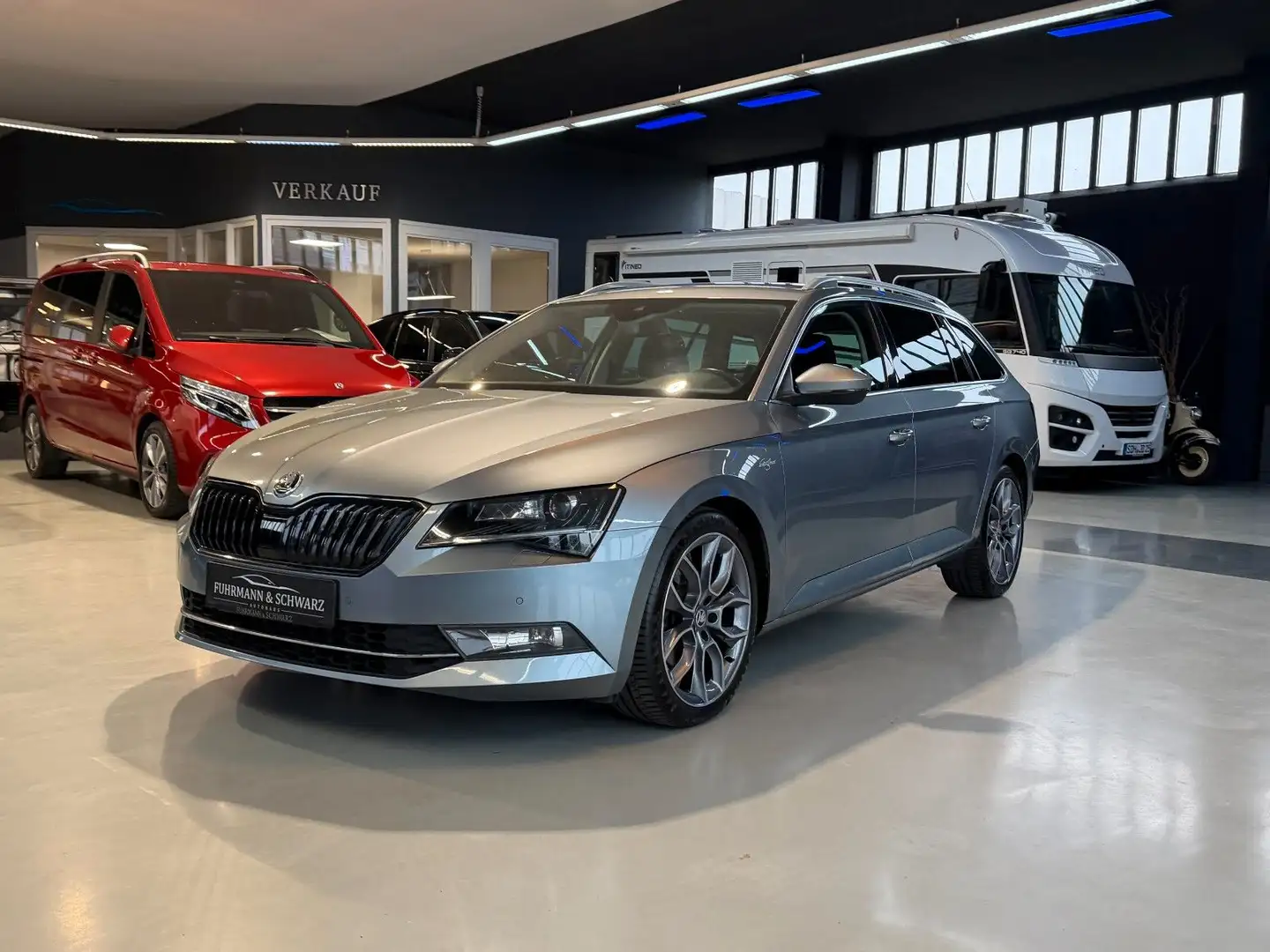 Skoda Superb Combi 2.0TDI 4x4 DSG L&K Standh+AHK+Leder Gris - 2