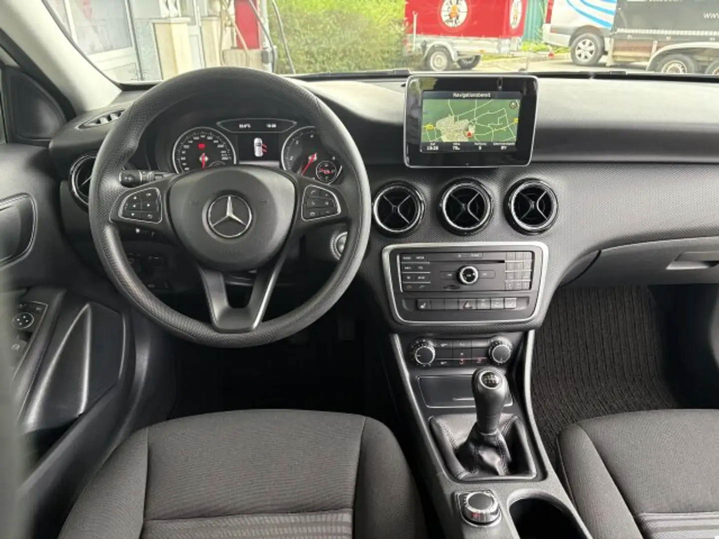Mercedes-Benz A 200 A 200 d Navi Klimaautomatik PTS Sitzheizung 18" Weiß - 2