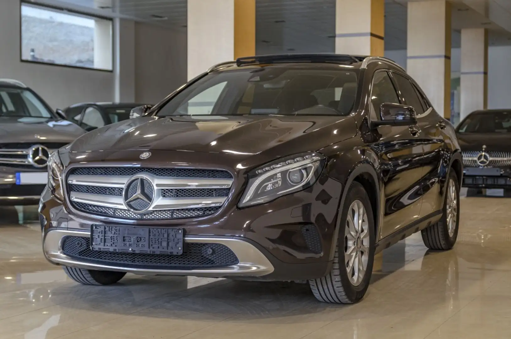 Mercedes-Benz GLA 200 200d Urban Marrón - 1