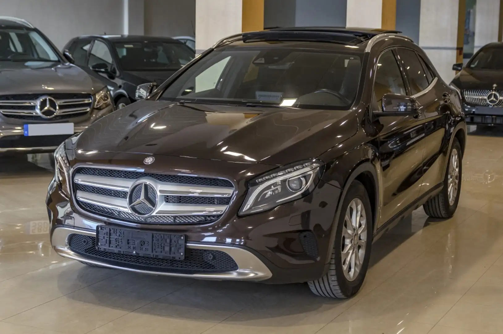 Mercedes-Benz GLA 200 200d Urban Marrón - 2