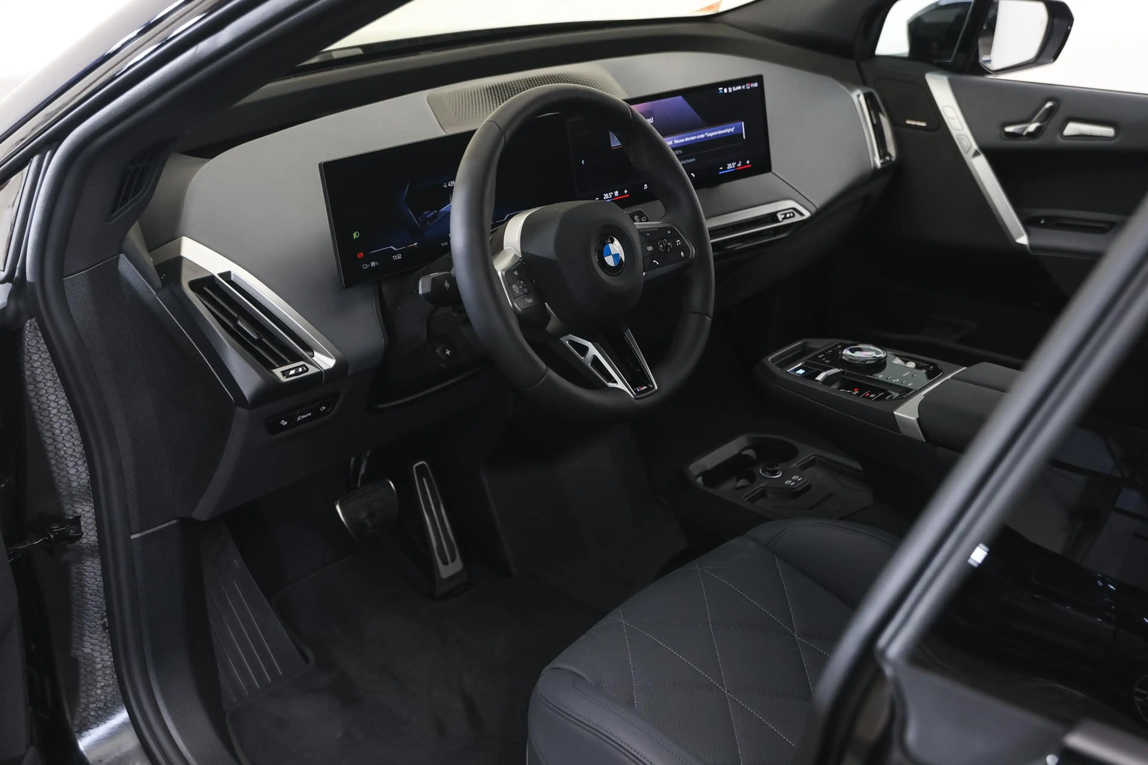 BMW iX xDrive45 M Sport / Panoramadak Sky Lounge / M Mult — photo 8