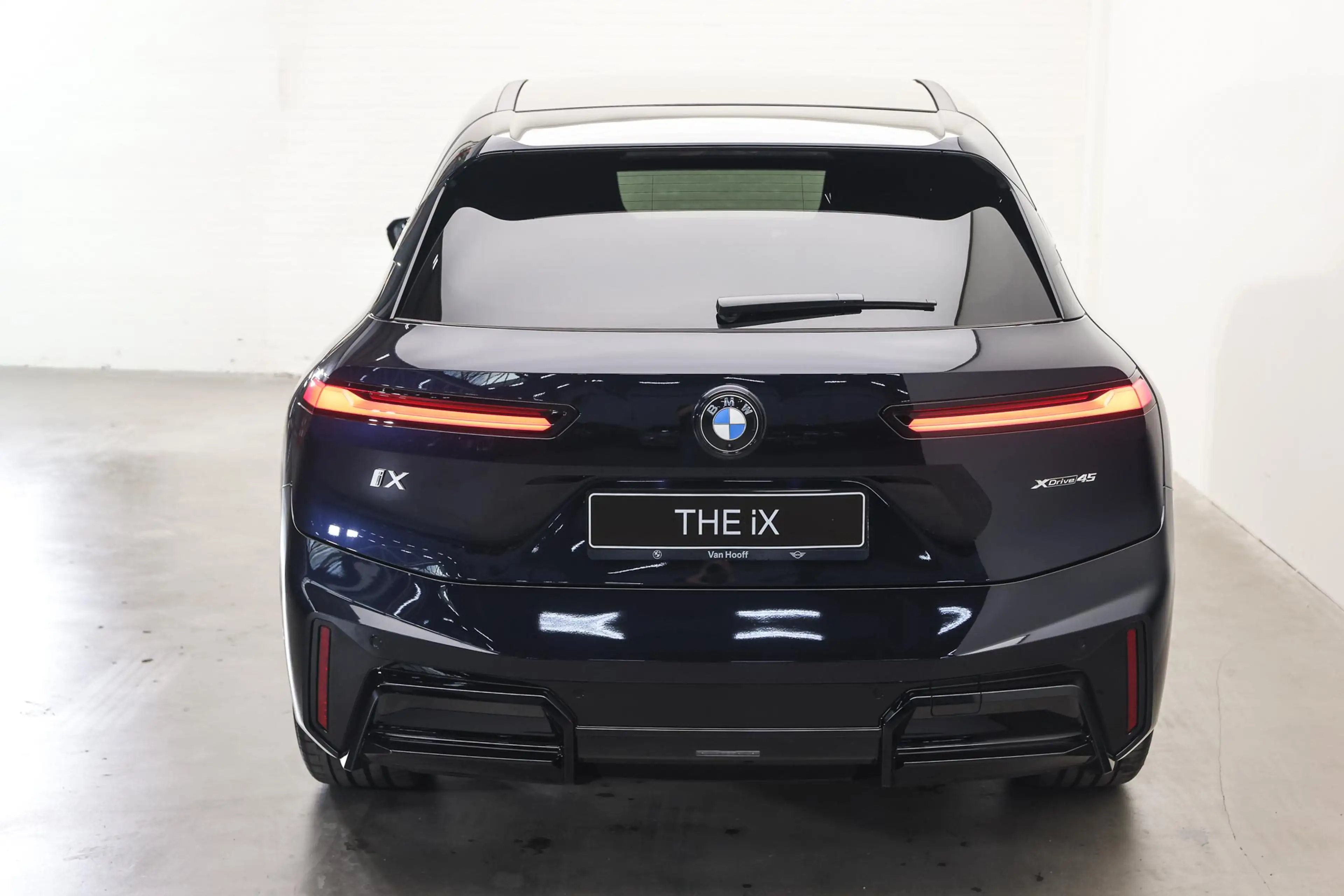 BMW iX xDrive45 M Sport / Panoramadak Sky Lounge / M Mult — photo 6