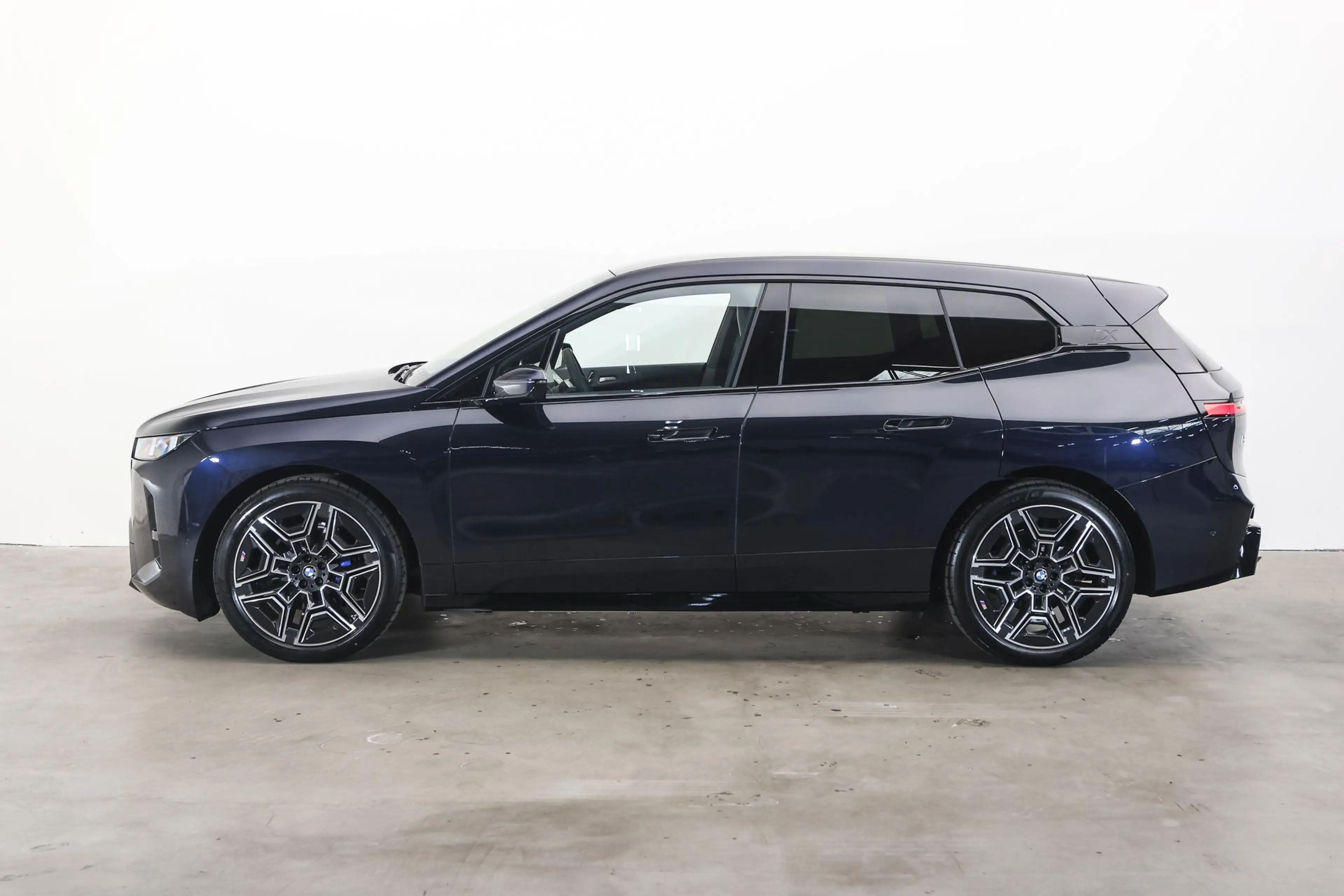 BMW iX xDrive45 M Sport / Panoramadak Sky Lounge / M Mult — photo 7