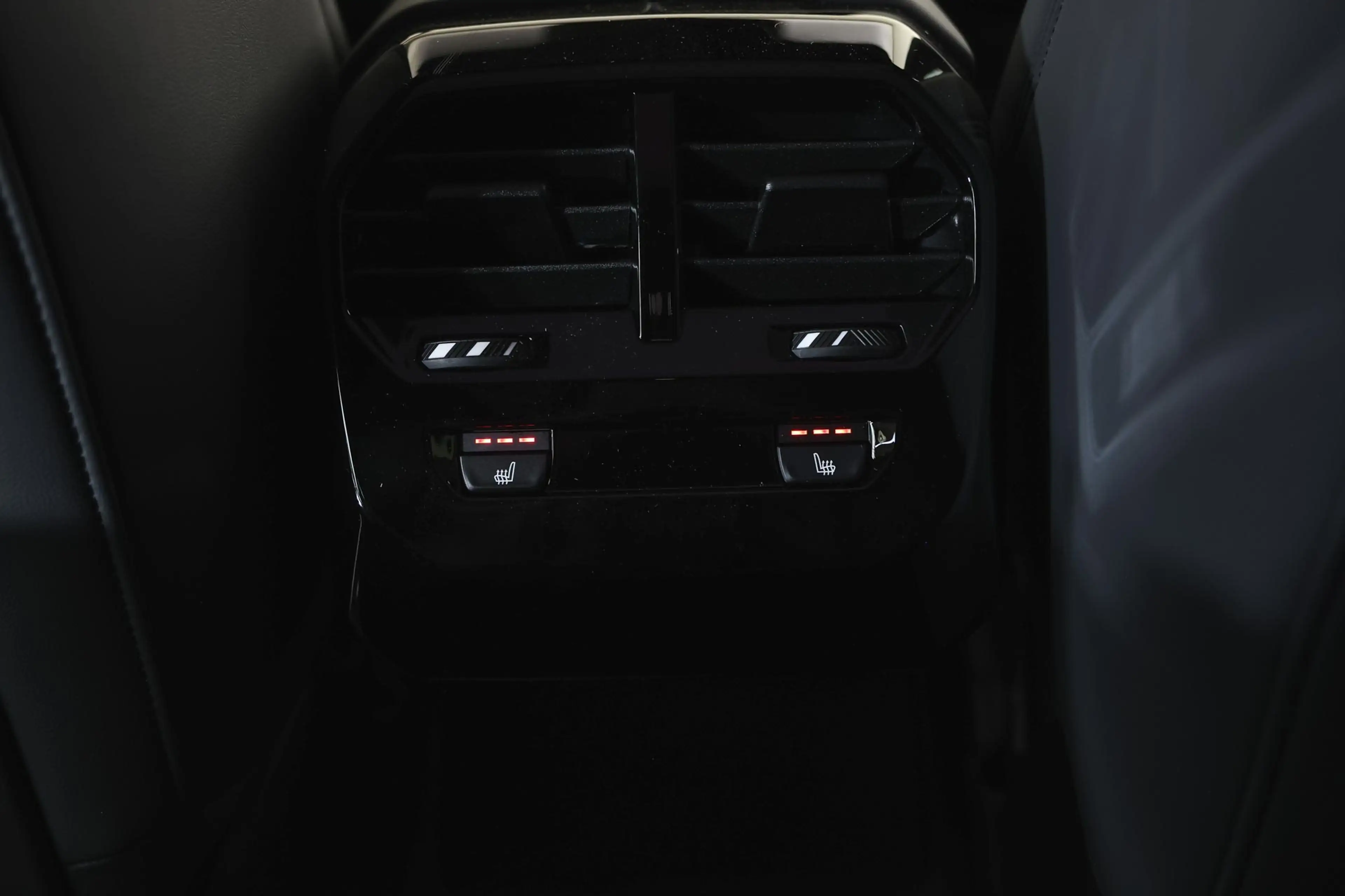 BMW iX xDrive45 M Sport / Panoramadak Sky Lounge / M Mult — photo 11