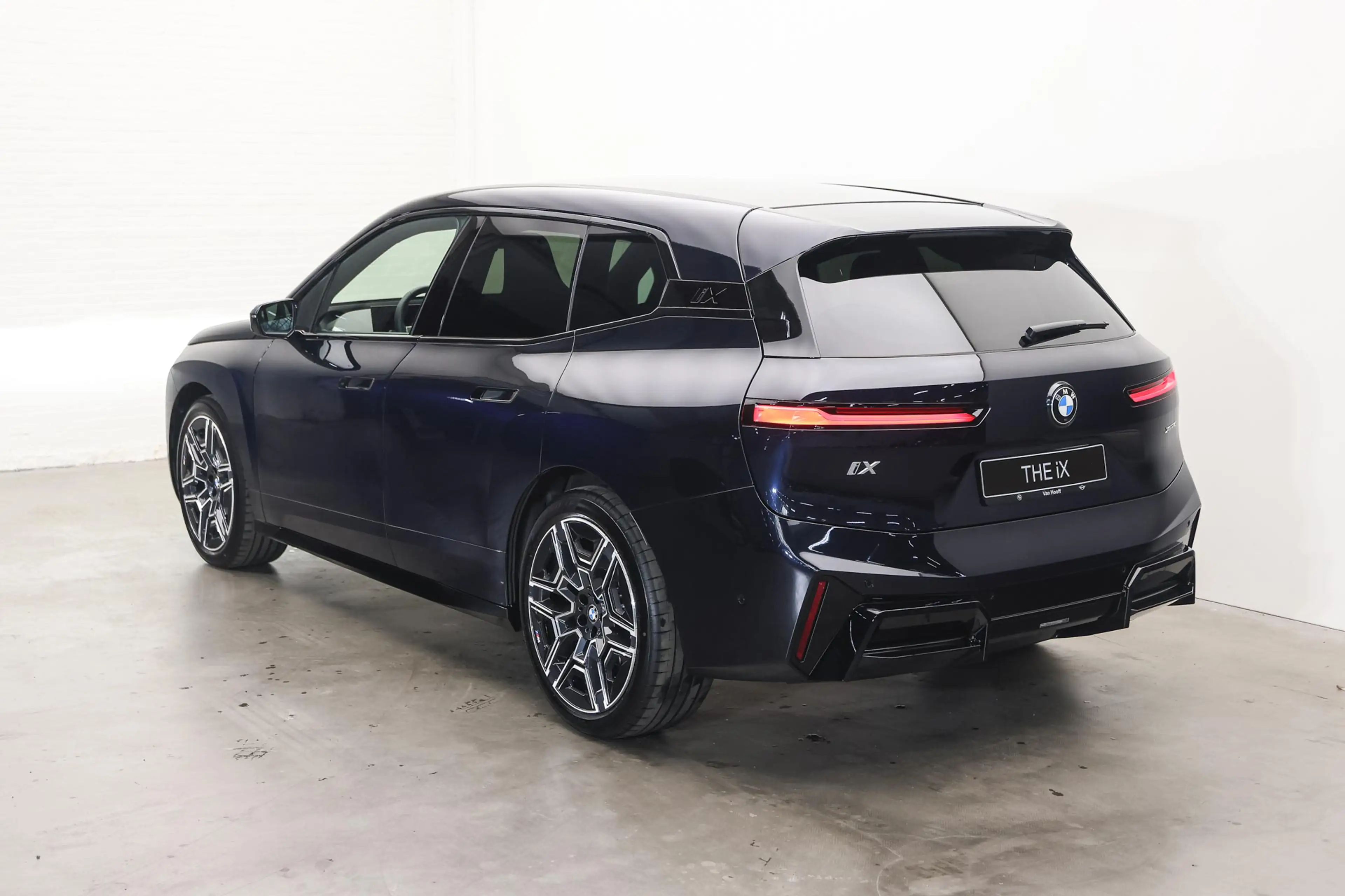 BMW iX xDrive45 M Sport / Panoramadak Sky Lounge / M Mult — photo 2