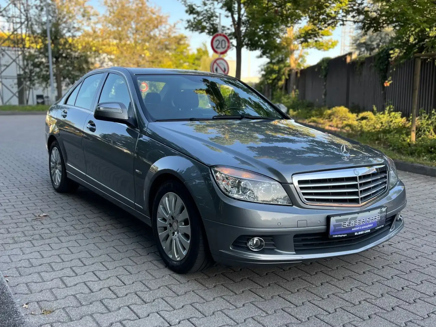 Mercedes-Benz C 180 C -Klasse Lim. C 180 Kompressor *TÜV NEU*NAVI* Stříbrná - 1