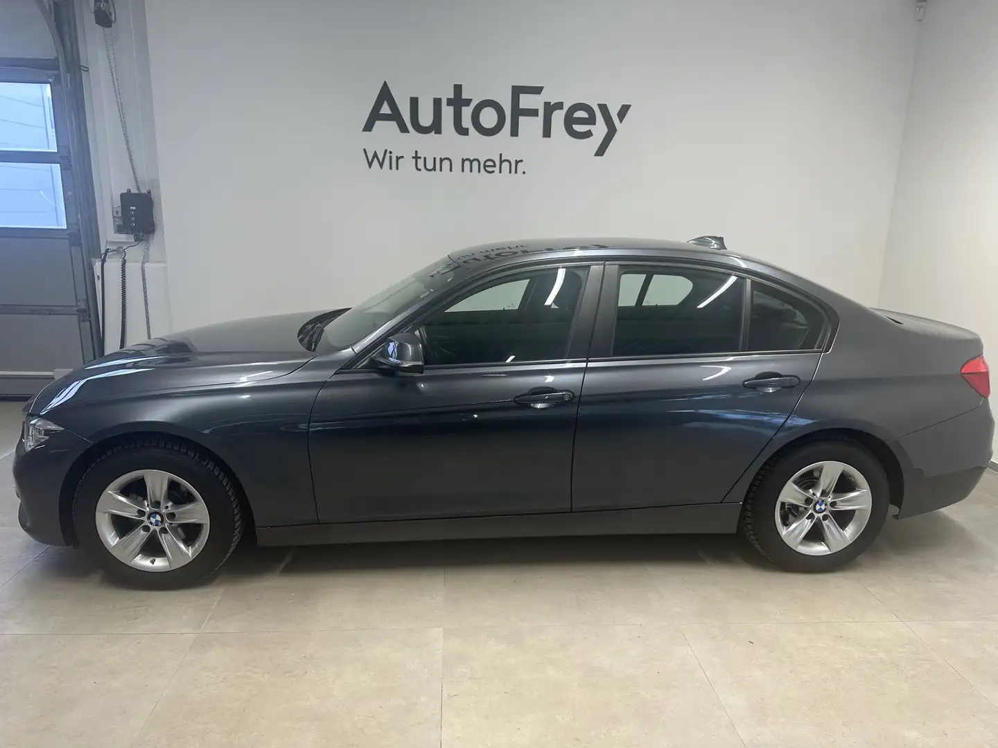 BMW 318 i Grau - 2
