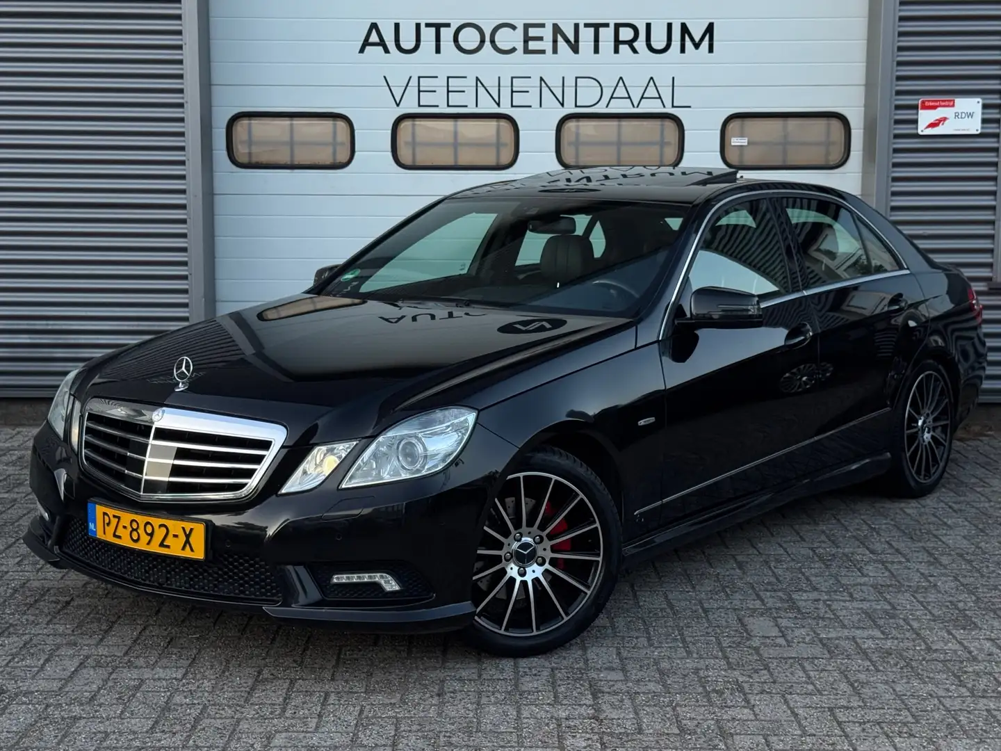 Mercedes-Benz E 350 E350 CDI V6 AMG Avantgarde PANO/LEDER/CAMERA Zwart - 2
