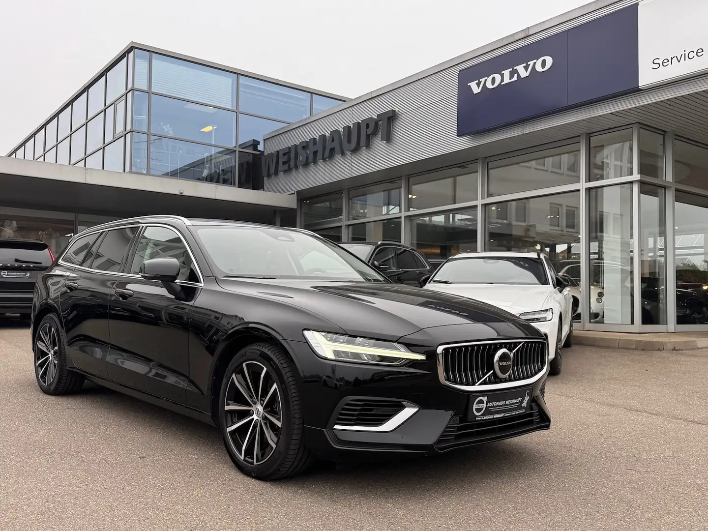 Volvo V60 T6*AWD*Recharge*AHK*Leder*Winterpaket*Keyles Schwarz - 1