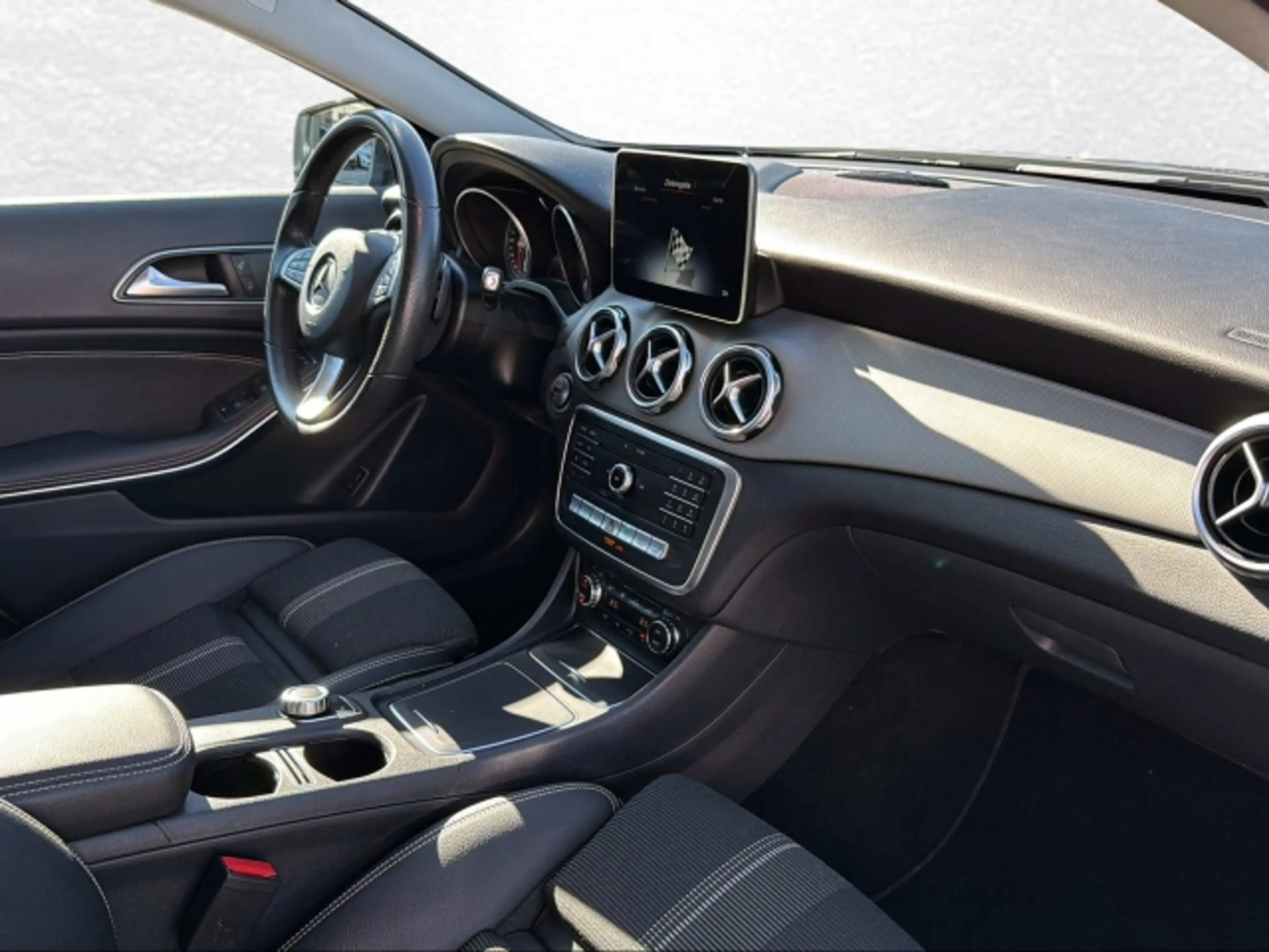 Mercedes-Benz GLA 200 200d Austria Edition — photo 11