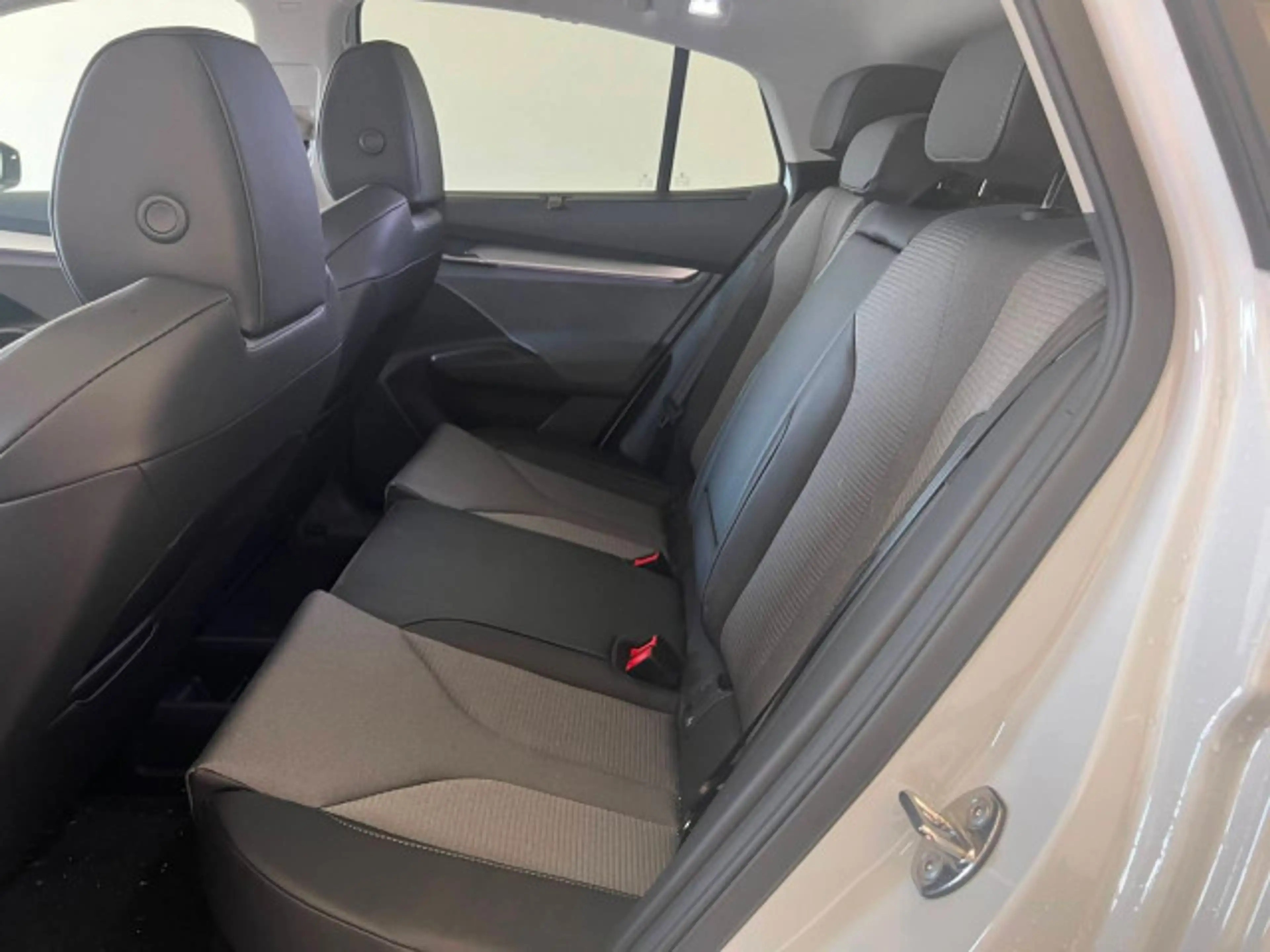 Skoda Enyaq Coupé 85 210 kW PANO AHK MATRIX 20" WÄPU — photo 5
