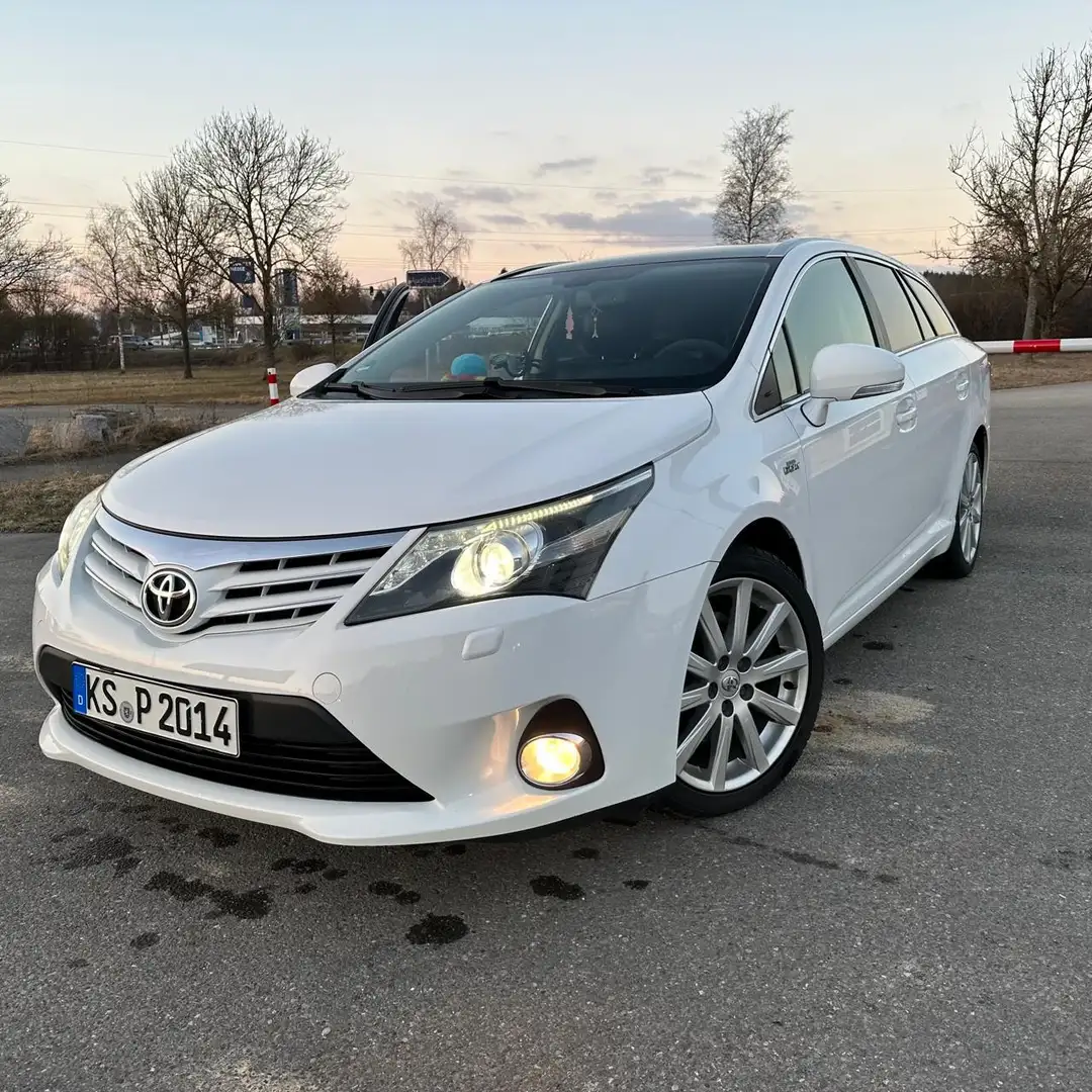 Toyota Avensis Combi 2.2 D-CAT Executive - 1