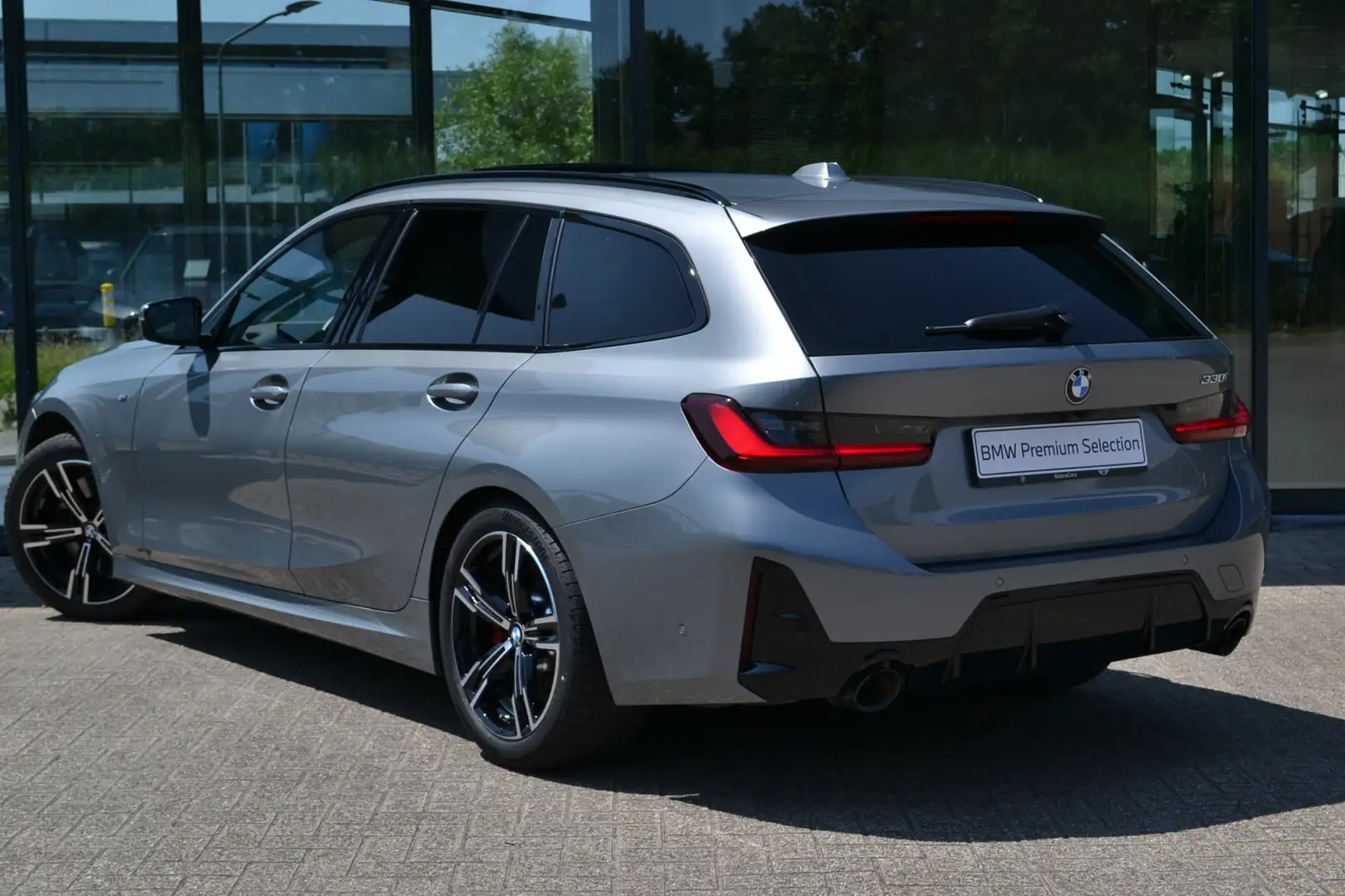 BMW 330 3 Serie Touring 330i M Sport Automaat / Panoramada Gris - 2