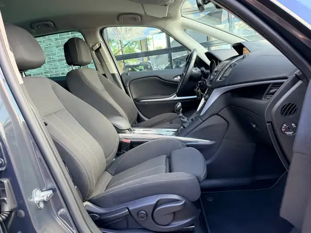 Opel Zafira Tourer view 12