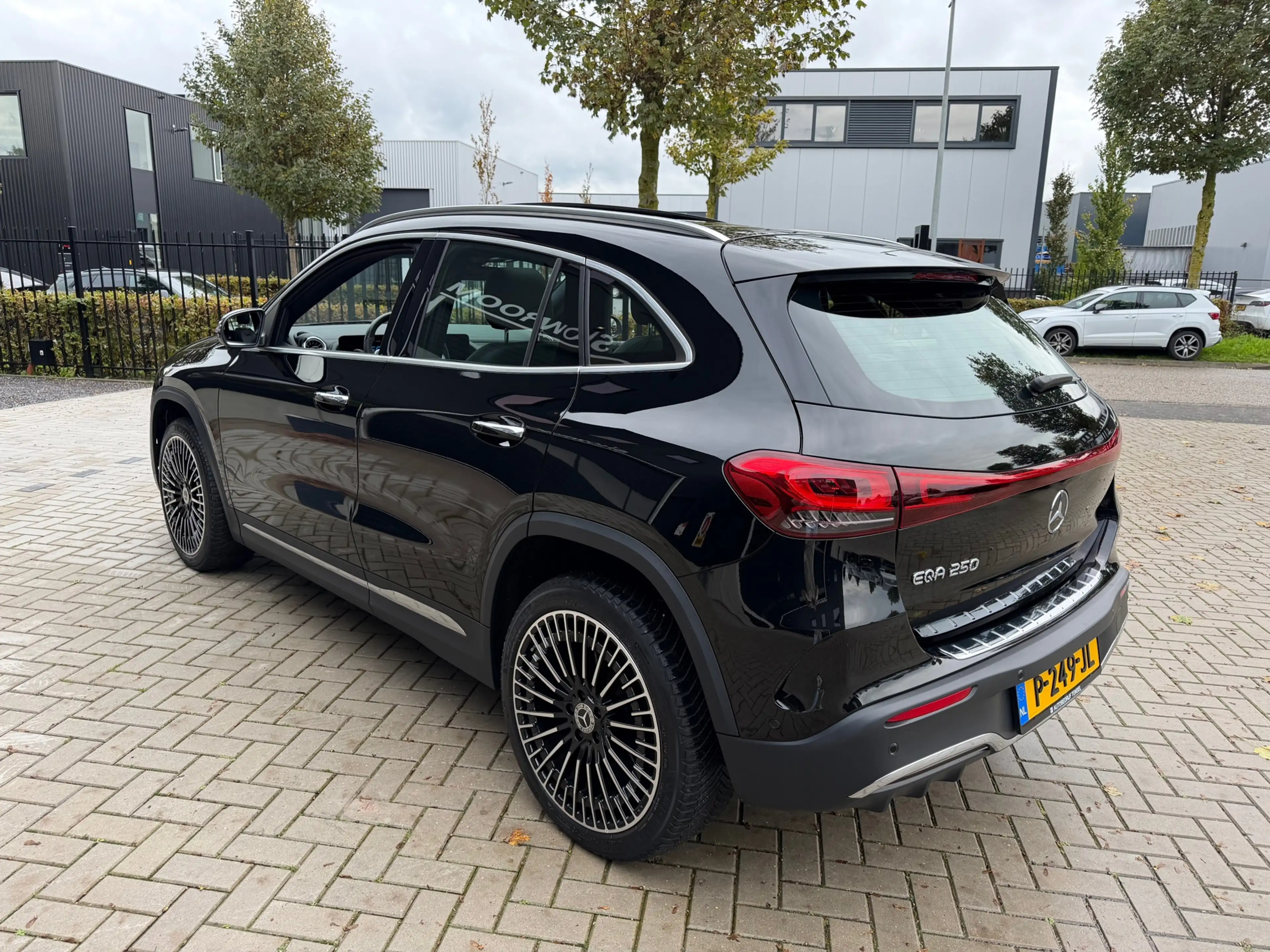 Mercedes-Benz EQA 250 AMG 67 kWh / Pano / Memory / Burmeister / Leer / A — photo 6