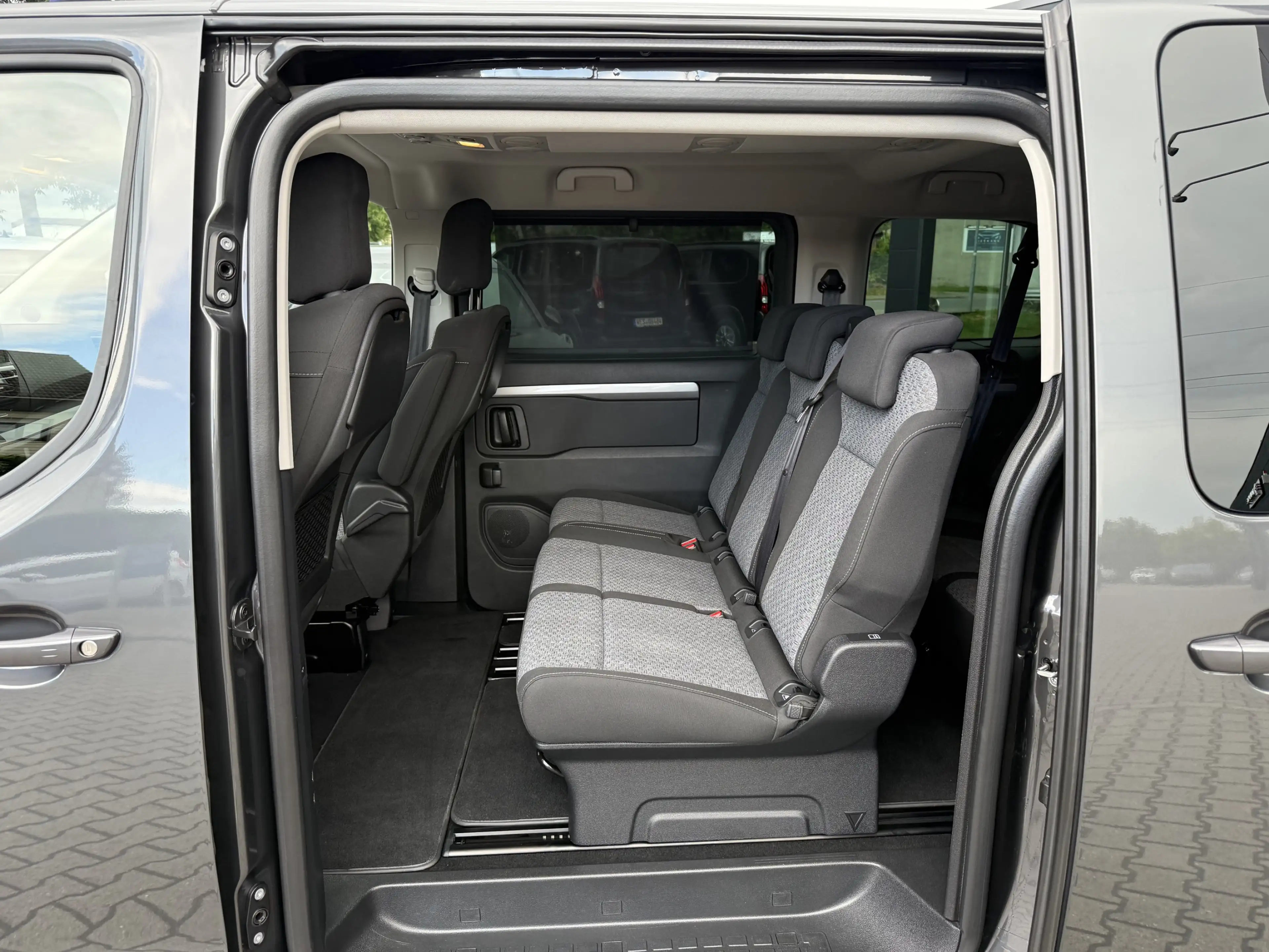 Peugeot Traveller L2 BlueHDI 180, ACC, el. Schiebetüren, AHK, uvm. — photo 10