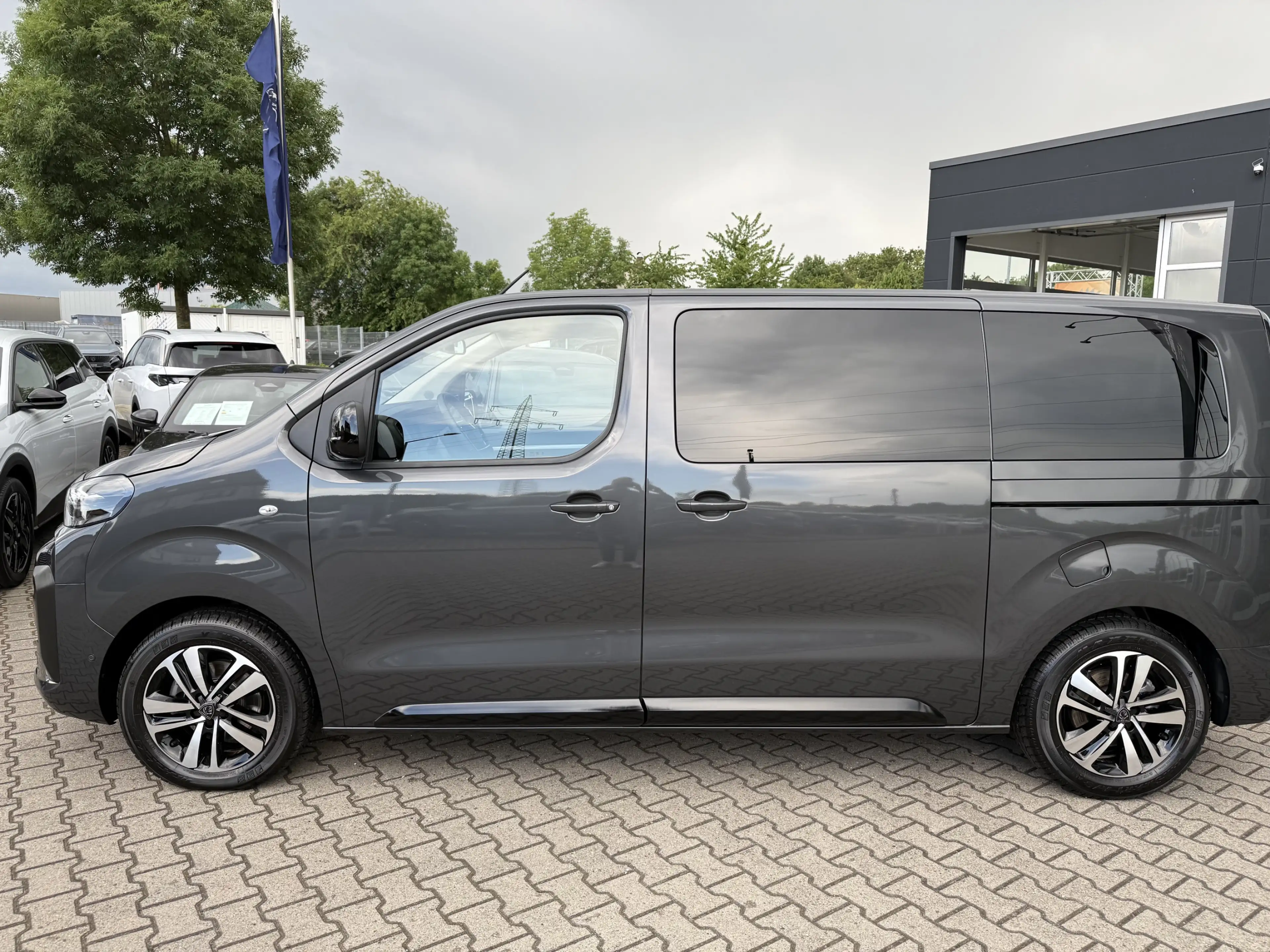 Peugeot Traveller L2 BlueHDI 180, ACC, el. Schiebetüren, AHK, uvm. — photo 8