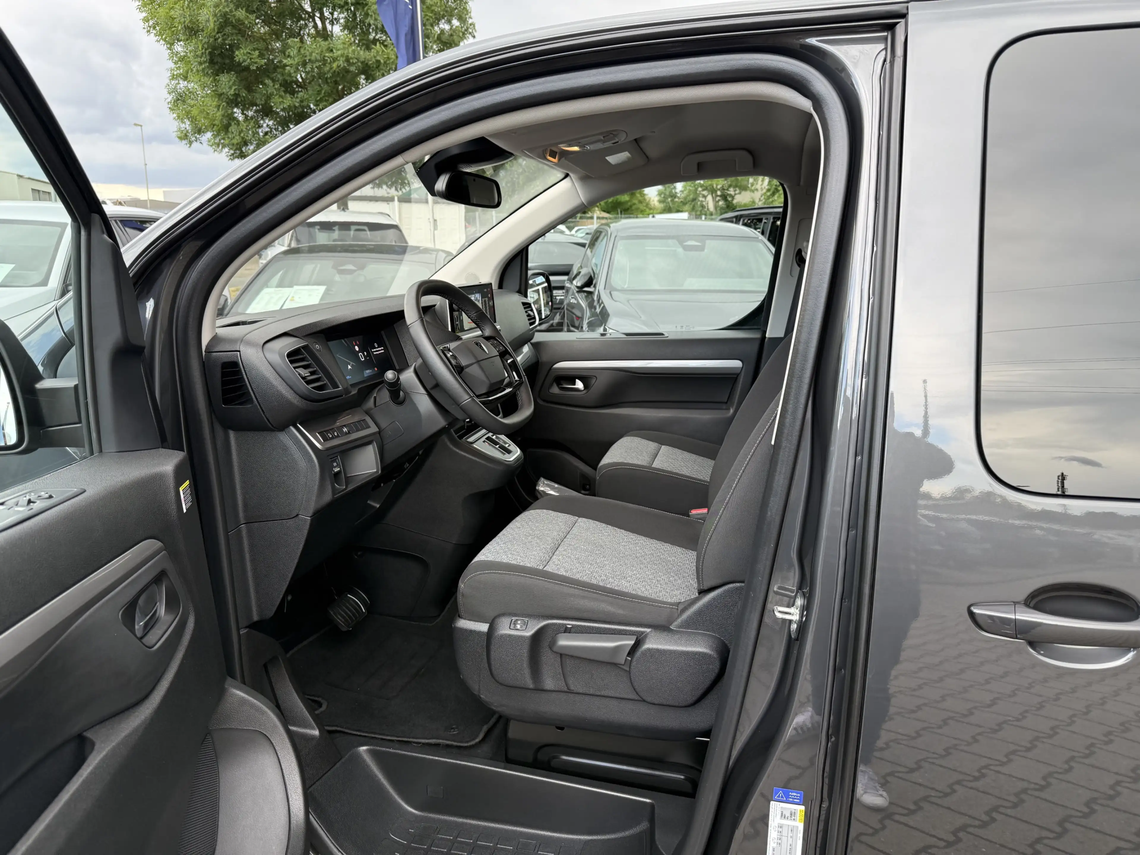 Peugeot Traveller L2 BlueHDI 180, ACC, el. Schiebetüren, AHK, uvm. — photo 11