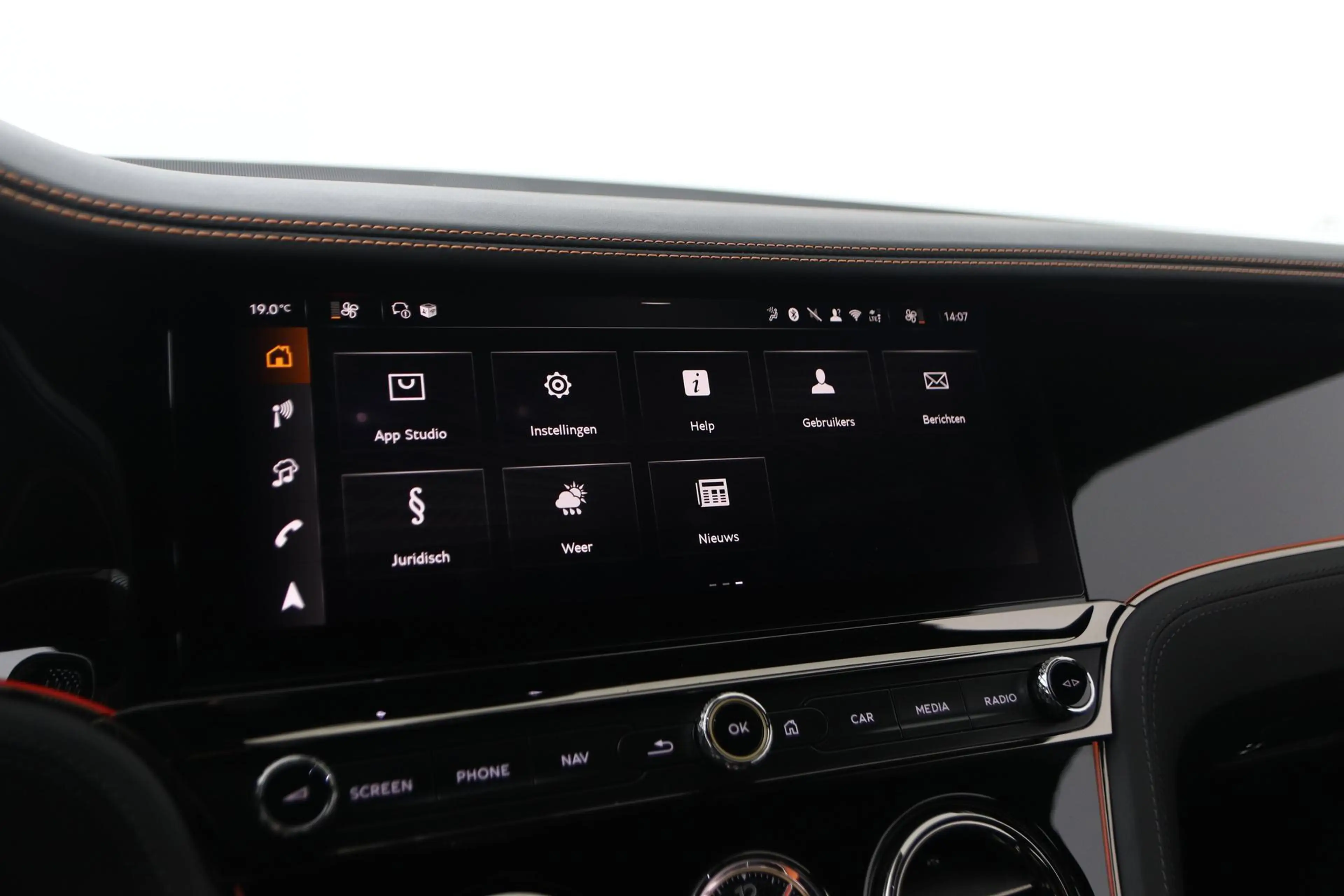 Bentley Continental GTC 4.0 V8 Hybrid Black Edition | Touring Specificatio — photo 25