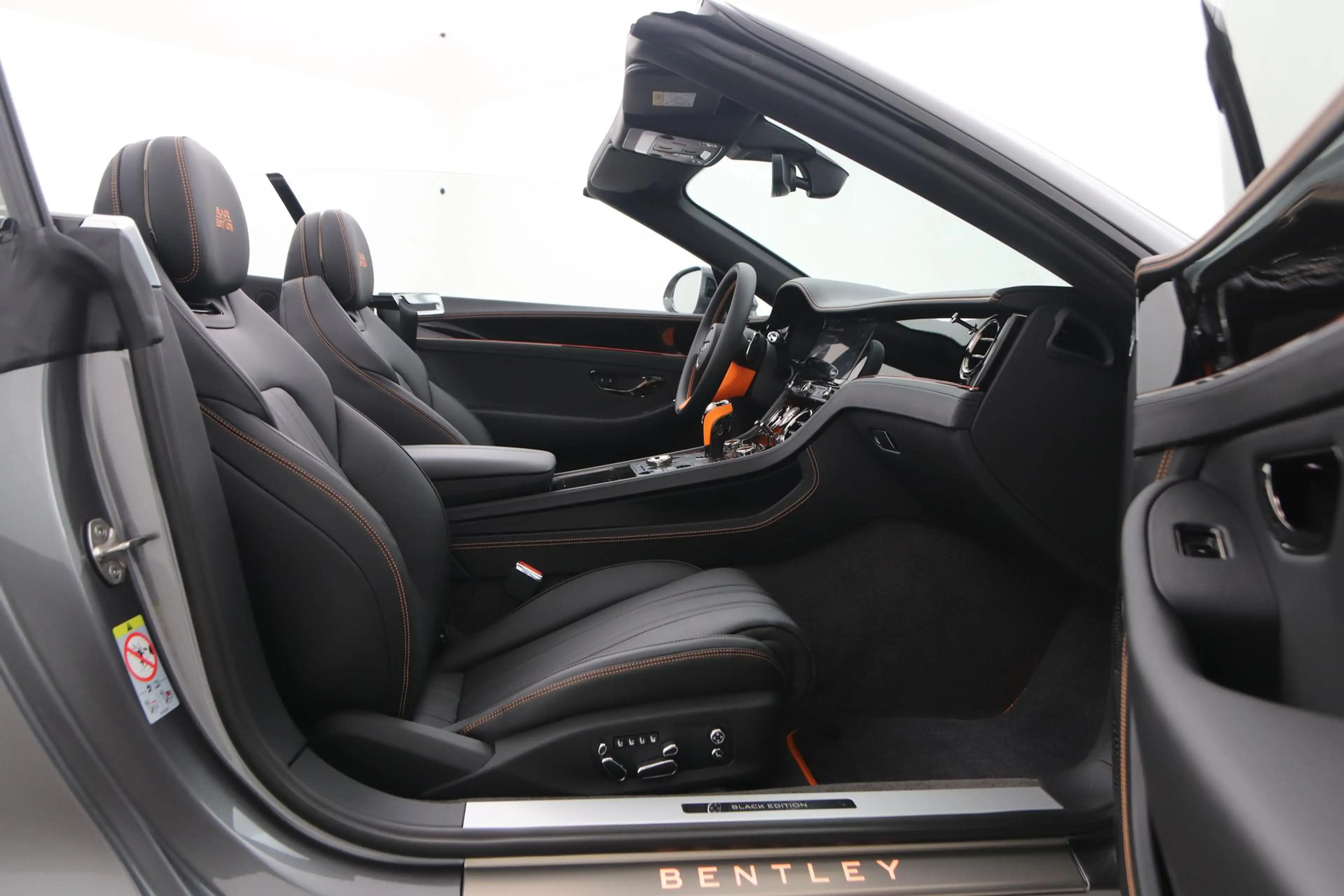 Bentley Continental GTC 4.0 V8 Hybrid Black Edition | Touring Specificatio — photo 5