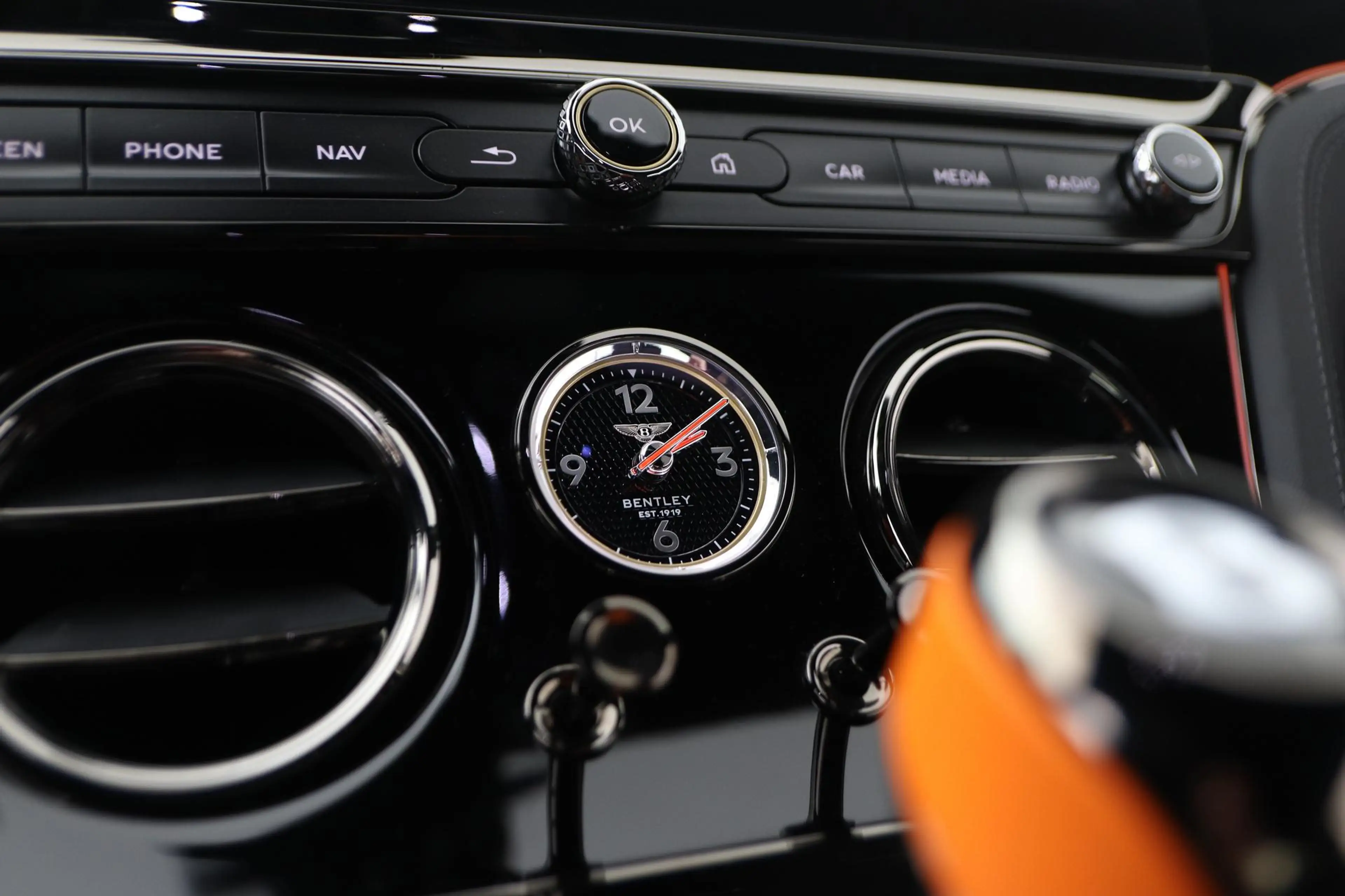 Bentley Continental GTC 4.0 V8 Hybrid Black Edition | Touring Specificatio — photo 32
