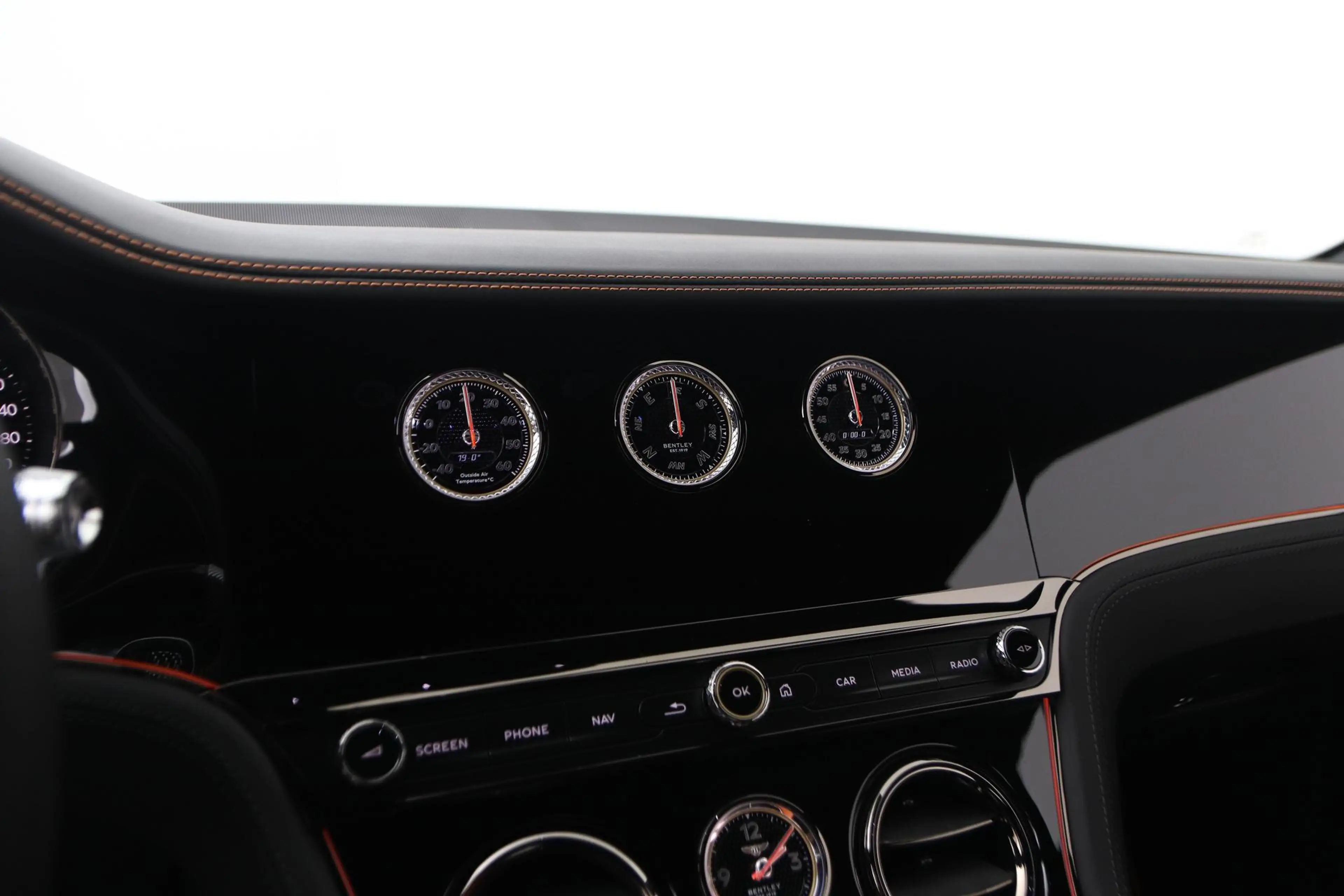 Bentley Continental GTC 4.0 V8 Hybrid Black Edition | Touring Specificatio — photo 11