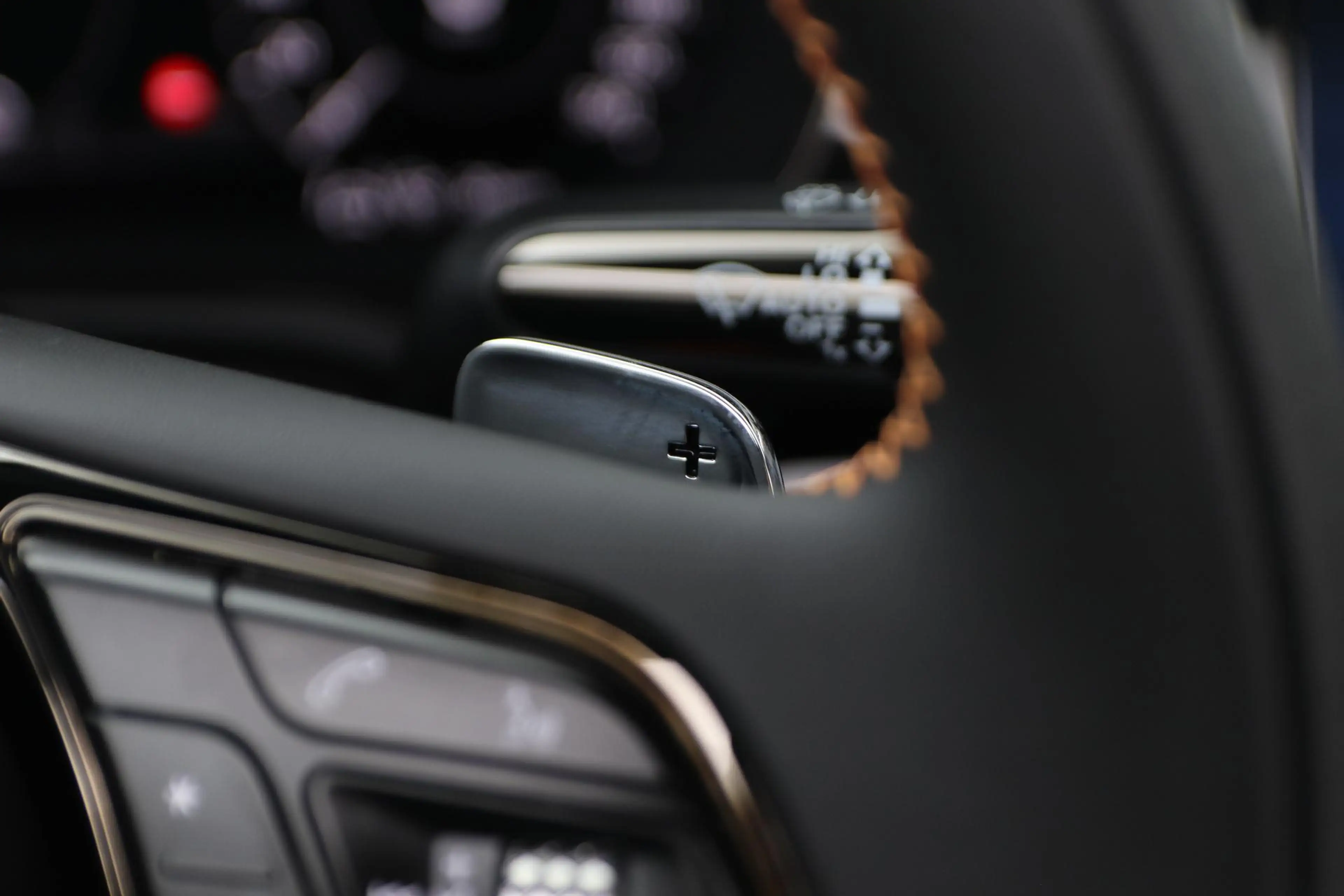 Bentley Continental GTC 4.0 V8 Hybrid Black Edition | Touring Specificatio — photo 40