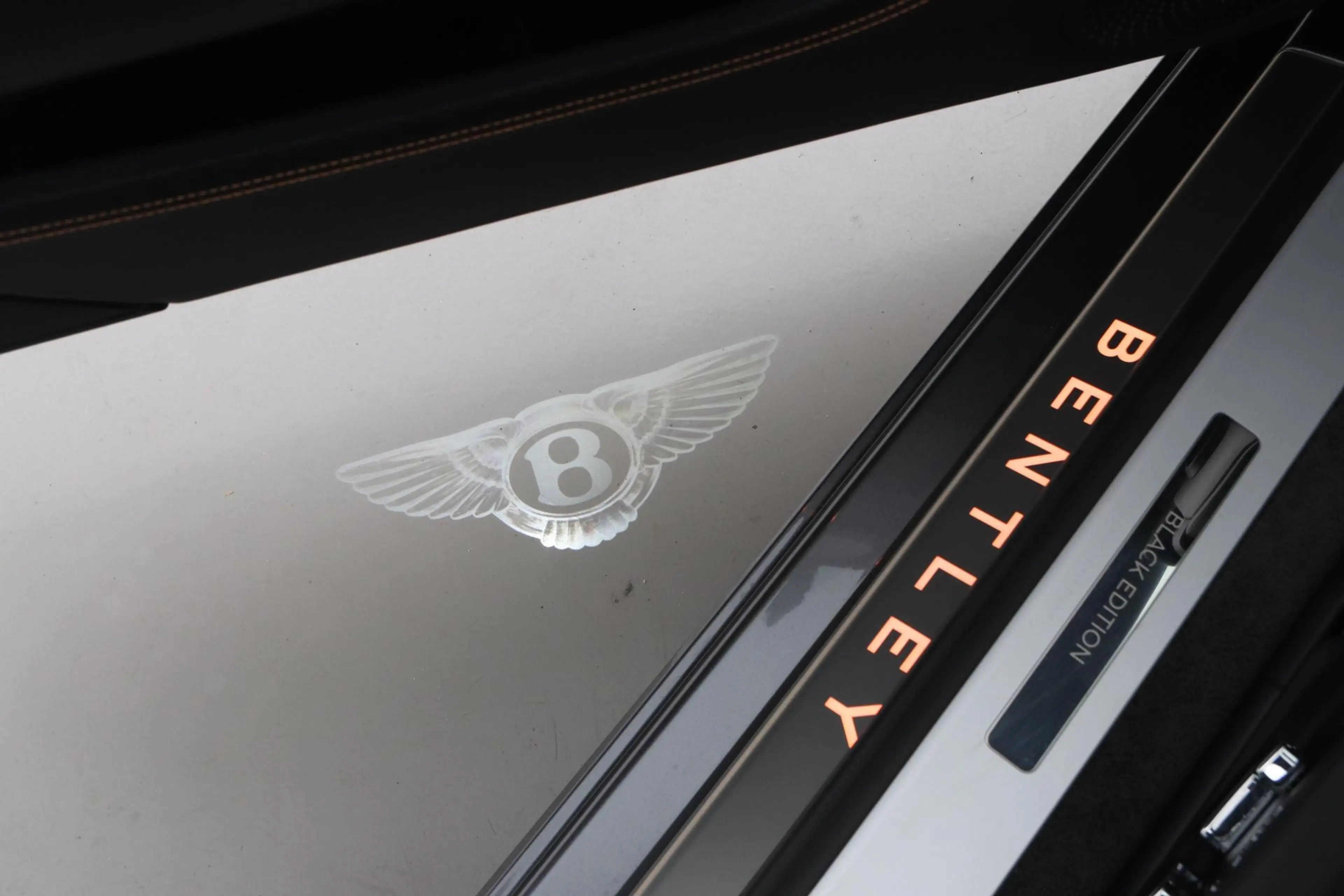Bentley Continental GTC 4.0 V8 Hybrid Black Edition | Touring Specificatio — photo 49