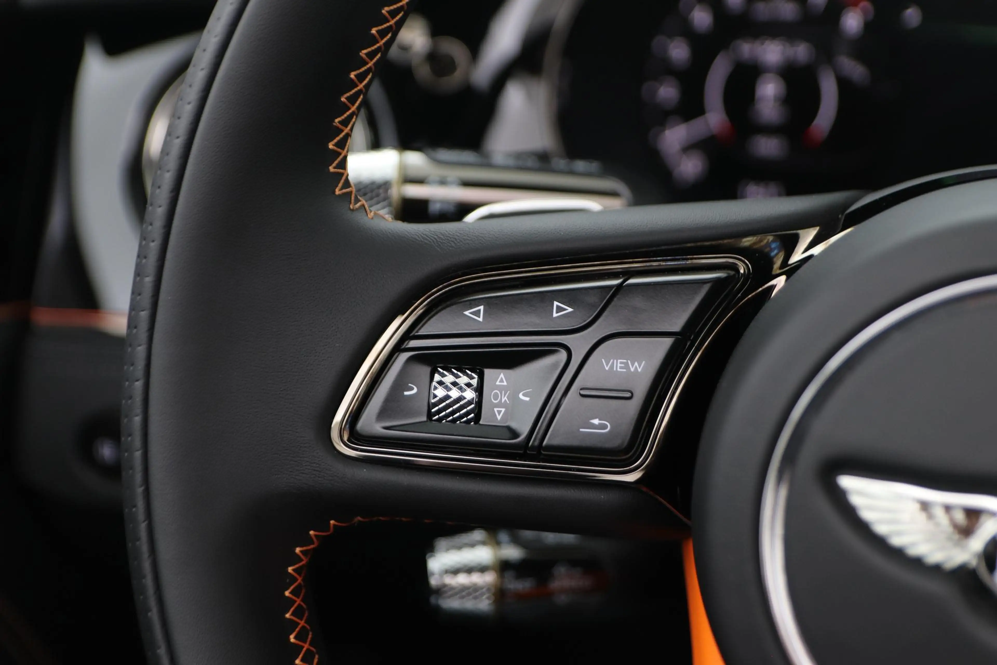 Bentley Continental GTC 4.0 V8 Hybrid Black Edition | Touring Specificatio — photo 37
