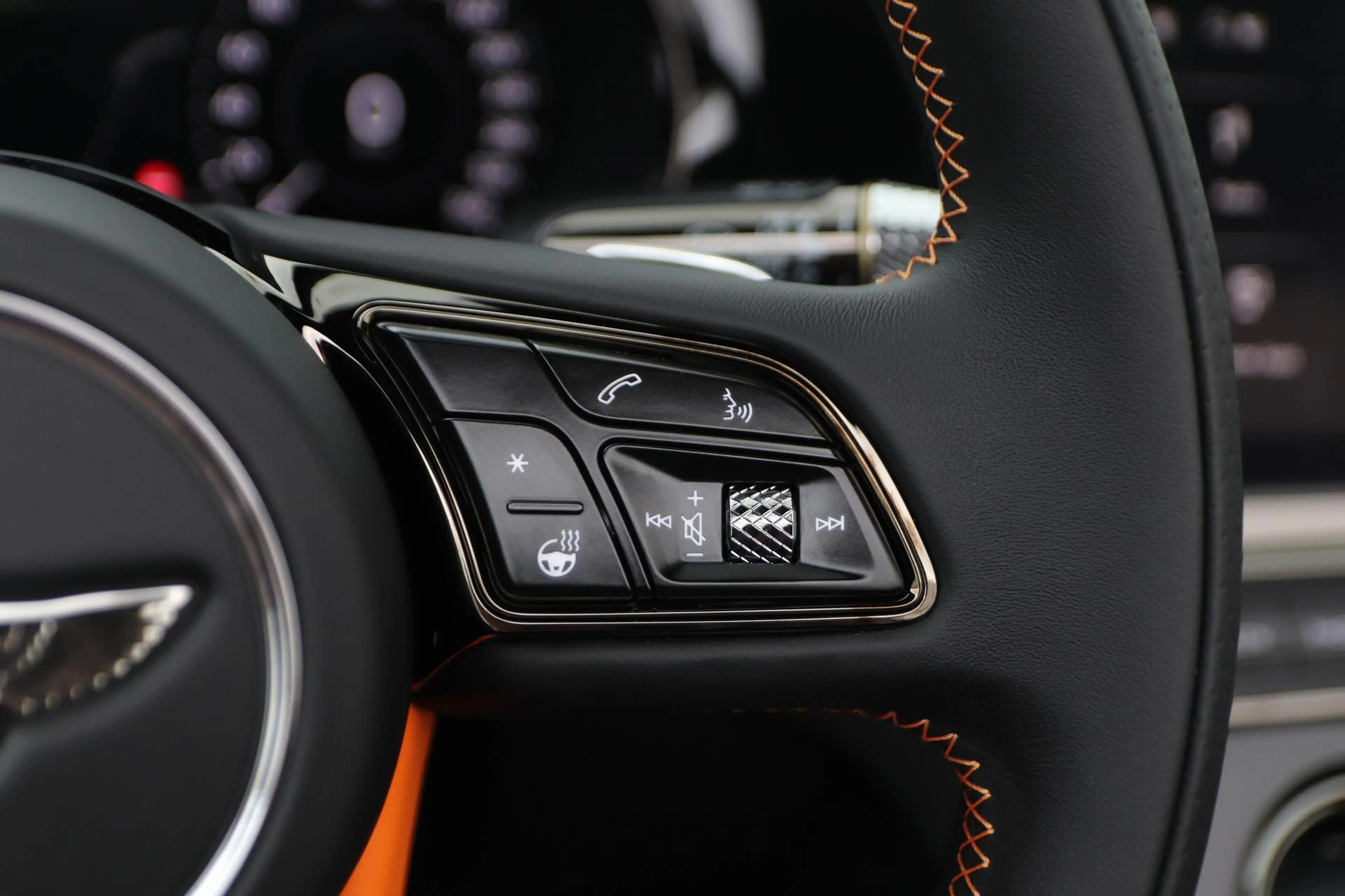 Bentley Continental GTC 4.0 V8 Hybrid Black Edition | Touring Specificatio — photo 38