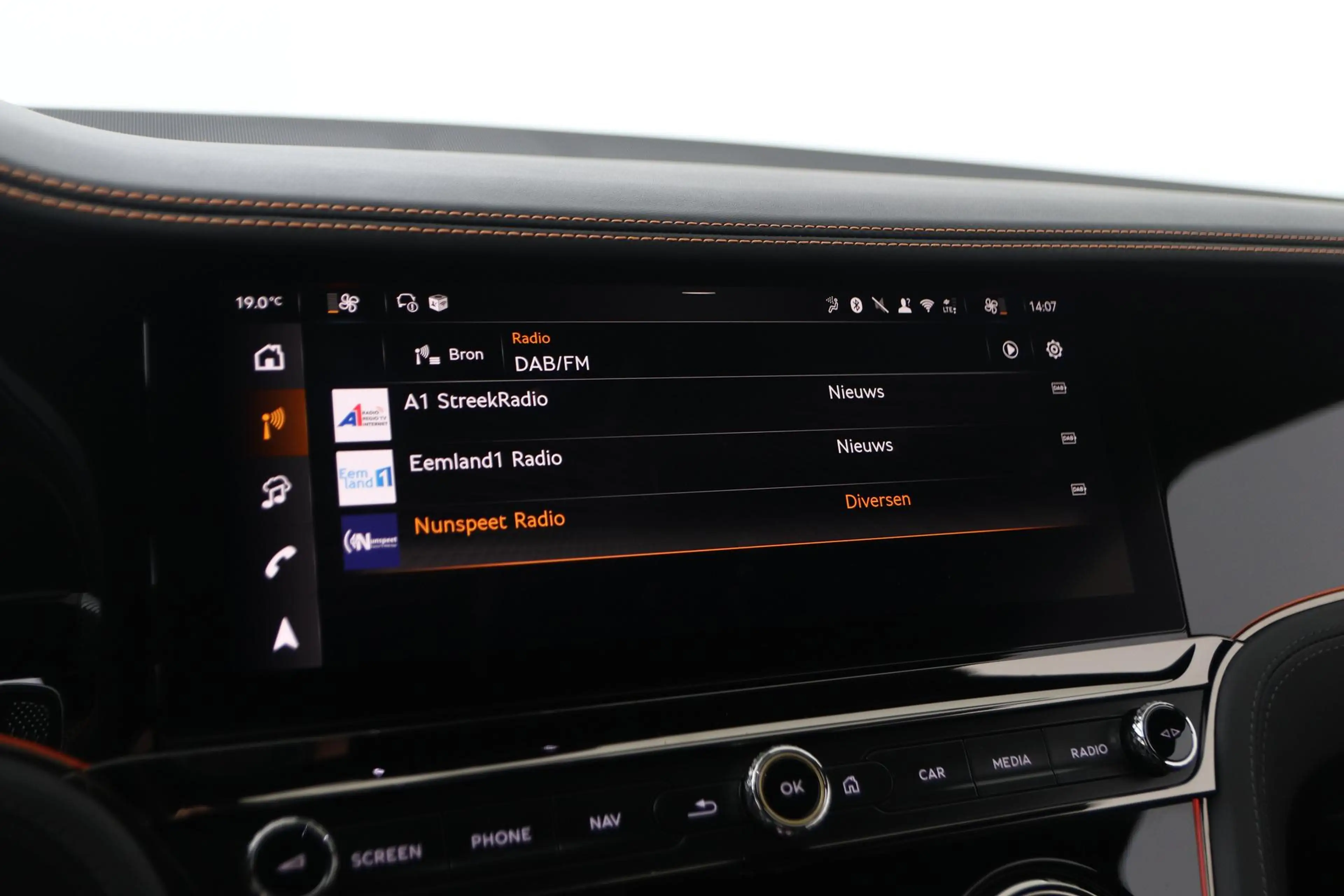 Bentley Continental GTC 4.0 V8 Hybrid Black Edition | Touring Specificatio — photo 23