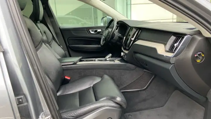 Volvo XC60 2020, foto 10