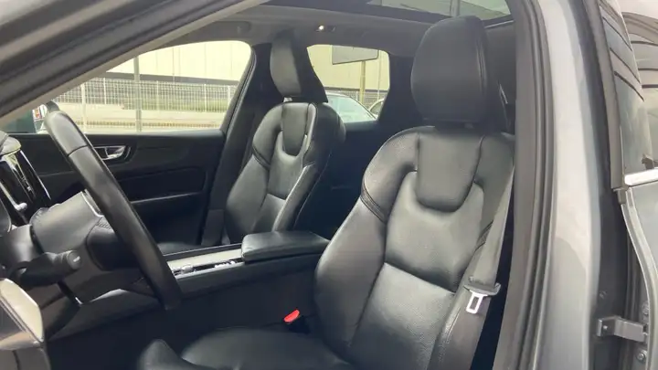 Volvo XC60 2020, foto 11