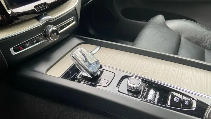 Volvo XC60 2020, foto 18