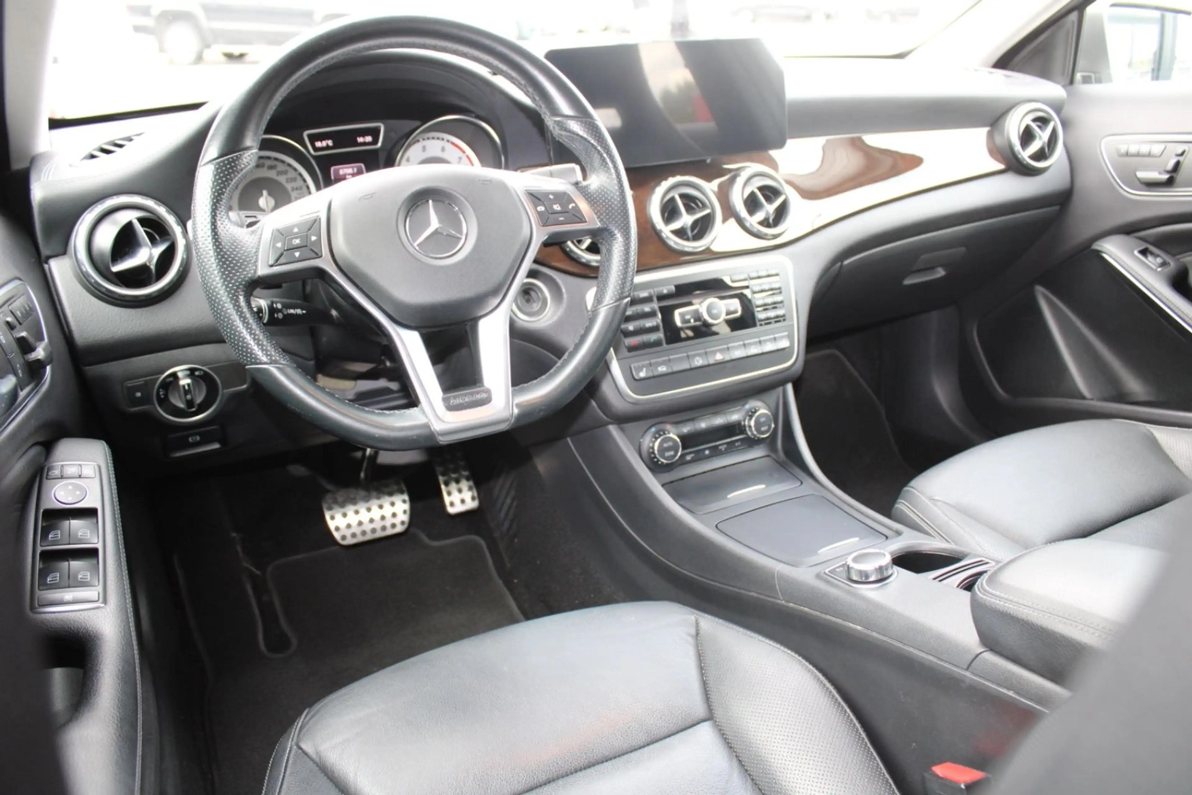 Mercedes-Benz GLA 250 4Matic *AMG* — photo 15